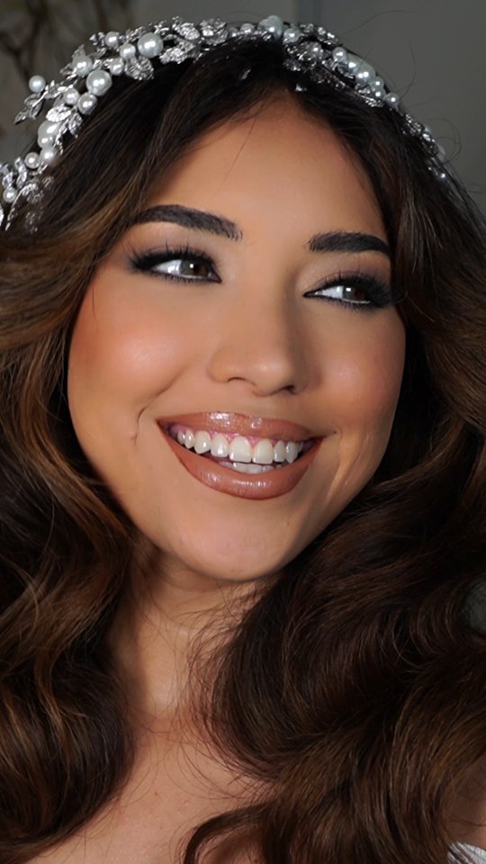 Nuestra nueva colección está por llegar.
15 piezas únicas para nuestras novias más exclusivas.
20.03.26 / Save the date.
Team:
Mua @karenhdzbeauty.design
Hair @monsegamez_hair
Model @lennyherreramx
🎬 @lightlab360
#bridalmakeup #handmade #bridetobe #weddinghairpiece #weddinghairstyle