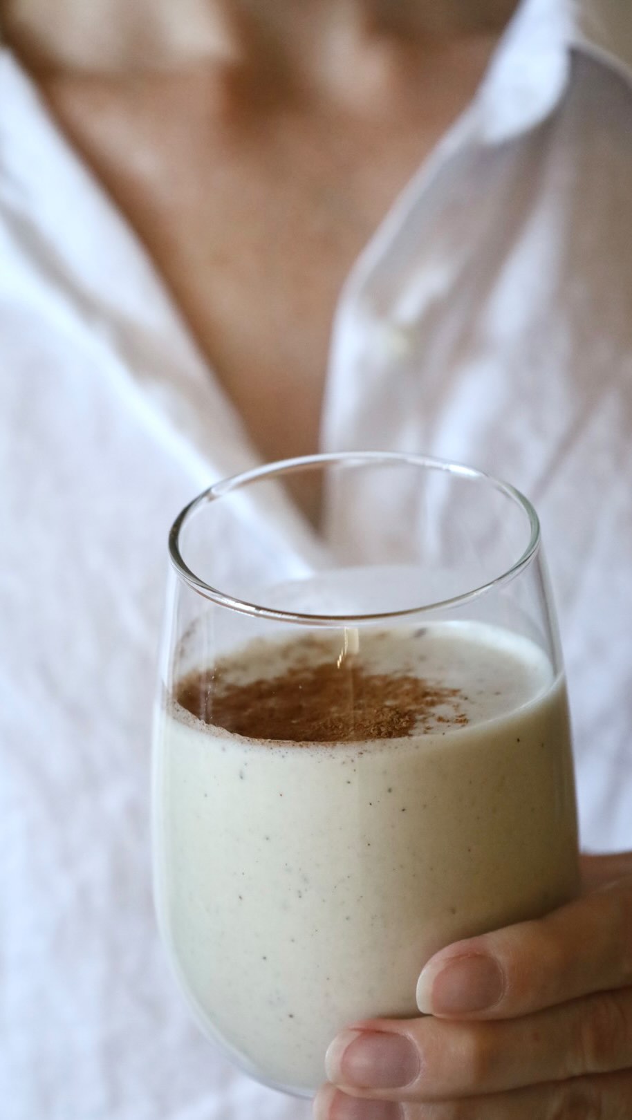 Tahini, Banana & Cinnamon Smoothie!
Nutrient dense and absolutely delicious!
Yes, my @vitamix blender is travelling everywhere with me and this is one of my go-to afternoon snacks.
TO MAKE
Blend 1 banana, 1 tbsp hempseeds (@soaringfreesuperfoods), 1 tbsp tahini, 1 tsp Tremella mushroom powder (@soaringfreesuperfoods) 1/2 tsp ground cinnamon and 1 cup macadamia milk (@buttanutt ) and ice cubes (optional) Blend until completely smooth. Add more liquid if desired. Pour into a glass and dust with cinnamon. Enjoy!
#foodblogger #gesunderezepte #smoothie #smoothierecipe #healthysmoothie