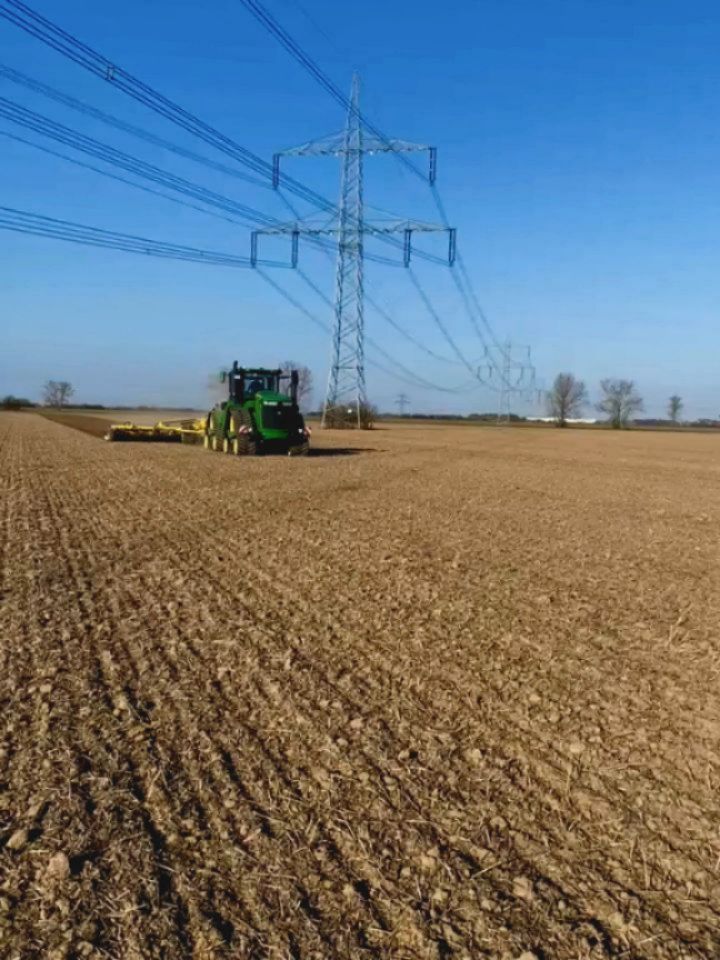 Gestern war der Startschuss in die Rübenaussaat 2026. Mit der 9RX wird das Saatbett vorbereitet und mit der Legemaschine kommt jede Rübe einzeln an ihren entsprechenden Platz! 🌱
#farming #landwirtschaft #johndeere #fendt #agriculture