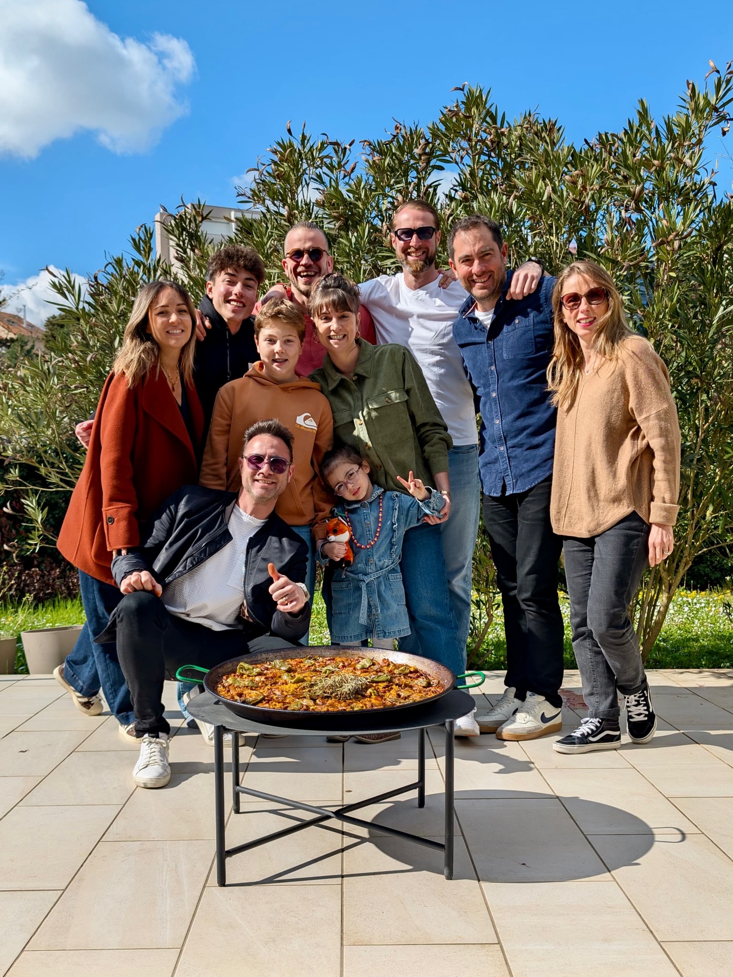 Un dimanche midi à Lyon ☀️
On a profité d’une belle journée en famille pour tester une nouvelle recette : paella porc,artichauts et Pimientos de Padròn 😋
Soleil, cousins et bonne paella : le combo parfait pour passer un bon moment ❤️
#paella #arroz #traiteur #foodlover #montpellier