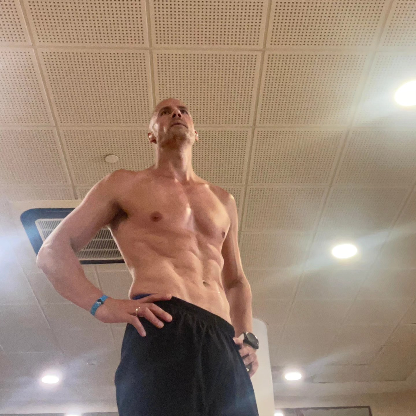 Client appreciation post.
13.1 kilo less fat ✔️
Stronger than ever ✔️
Moves better ✔️
Killer cardio ✔️
Sleeps better ✔️
Eats better ✔️
This one is for the outstanding human being that is Jon
Congratulations Jon. 1 year on and we've achieved A hell of a LOT!
The main goal to begin with was to help find a sport/training method that he thought was fun. And to spend some quality time with his wife @anne_m_christiansen (equally outstanding human)
They have always been active but picked up a couple of injuries, busy jobs, kids (you know the story) along the way and kind of just fell out of love with working out.
We found some lifts that made Jon feel strong, did some workouts that were challenging but doable and made sure he could see and feel the progress. Get him inspired to do more.
Then we slowly turned it all up a notch. Progressively and periodically challenging him to do and be more, we checked in on diet regularly and measured it all along the way.
Textbook 📚!
The phrase "like a fish to water" springs to mind.
He changed his diet and prioritised movement as a daily habit. And boy did it pay off.
Congratulations my man. You're an inspiration.