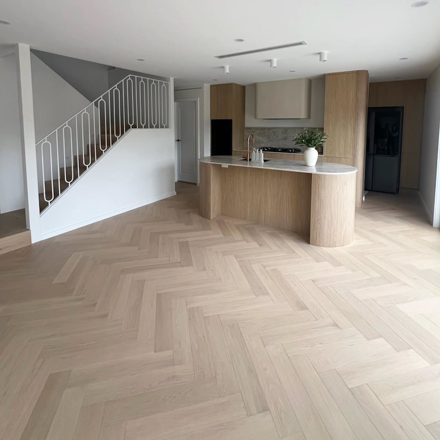 Sneak preview of our Tinge Oak herringbone flooring at Emu Plains, Sydney… almost complete 🔨
Natural tones, timeless pattern, and a flawless install coming together beautifully. Stay tuned for the final reveal 👀
▫️Colour = Tinge Oak
▫️Collection: 15mm | Herringbone Flooring
▫️Timber Grade: AB Grade
▫️Size: 600mm x 120mm
▫️Supply & Installed @imperialflooringaustralia
▫️Client: James T
📍Emu Plains
www.imperialflooringaustralia.com.au
