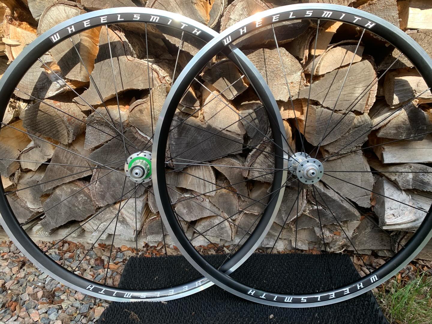 Rim brakes still alive. Here’s the notorious Race24 with @hopetech RS4 and CX-Rays.