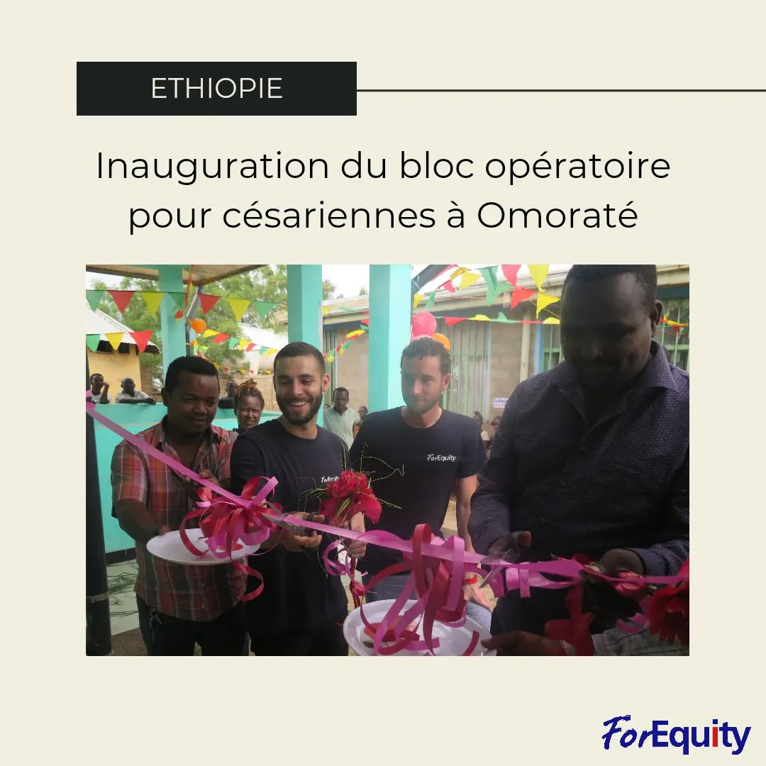 Inauguré le mardi 2 avril, le bloc opératoire construit par For Equity permettra dans un futur proche d’effectuer des césariennes au sein du centre médical d’Omoraté. Cette ville représente le seul petit centre urbain de référence et doté d’infrastructures médicales pour les 80´000 membres de la tribu Dassanesch vivant au Sud Ouest de l’Éthiopie, autour du delta du lac Turkana. Developpé en partenariat avec l’ONG RNMM-SO, ce projet a pour but la réduction de la mortalité maternelle et infantile encore élevées au sein des communautés Dassanesch, étant donné l’isolation géographique et donc médicale de ces populations.
Au total, 6 membres constitueront le staff médical de ce bloc et tous seront formés par l’ONG mentionnée précédemment. De plus, cette organisation fournira le matériel médical, For Equity s’étant chargée du financement de la construction du bâtiment et du contrôle de qualité de celui-ci.
Le centre médical d’Omoraté est témoin de 80 naissances par mois en son sein, soit environ 3 par jour. Parmi toutes ces femmes, entre 10 et 15 par mois doivent être transférées en urgence vers l’hôpital le plus proche, mais situé à 5h de voiture, dans l’espoir de pouvoir être opérées en césarienne. Évidemment, la mortalité maternelle et infantile est extrêmement haute dans ces situations d’urgence. C’est donc en réponse à cette réalité que le bâtiment inauguré le 2 avril a été développé et prendra service d’ici la fin de l’année 2024.