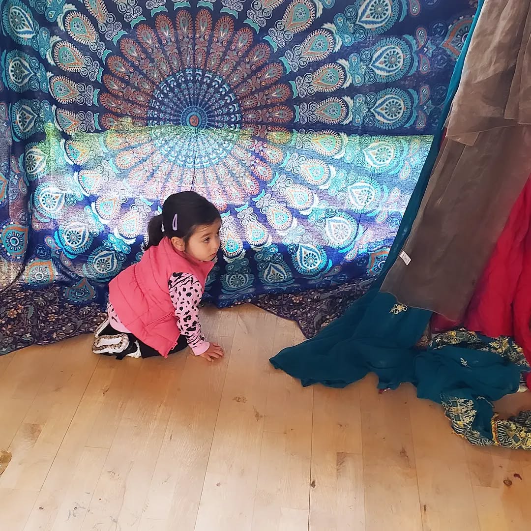 Sunlight & Patterns 🌞
.
#happykidsaltrincham #earlyyears #curiosityapproach #workingtowardscuriosityapproach