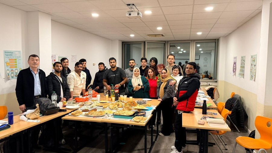 ✨ Gemeinsamkeit im Ramadan ✨
Unter der Leitung von Kursleiterin Shaimaa wurde der Ramadan im Kurs F 409 auf ganz besondere Weise erlebt: Bei einem gemeinsamen Iftar kamen Teilnehmende aus verschiedenen Kulturen und Religionen zusammen, um den Abend zu teilen 🌙
Es entstand ein buntes, internationales Buffet mit Gerichten aus vielen Ländern – und vor allem eine Atmosphäre voller Offenheit, Respekt und Gemeinschaft 🤍
Danke an alle, die diesen Abend so besonders gemacht haben!
#ramadan #iftar #Gemeinschaft #vielfalt #integration