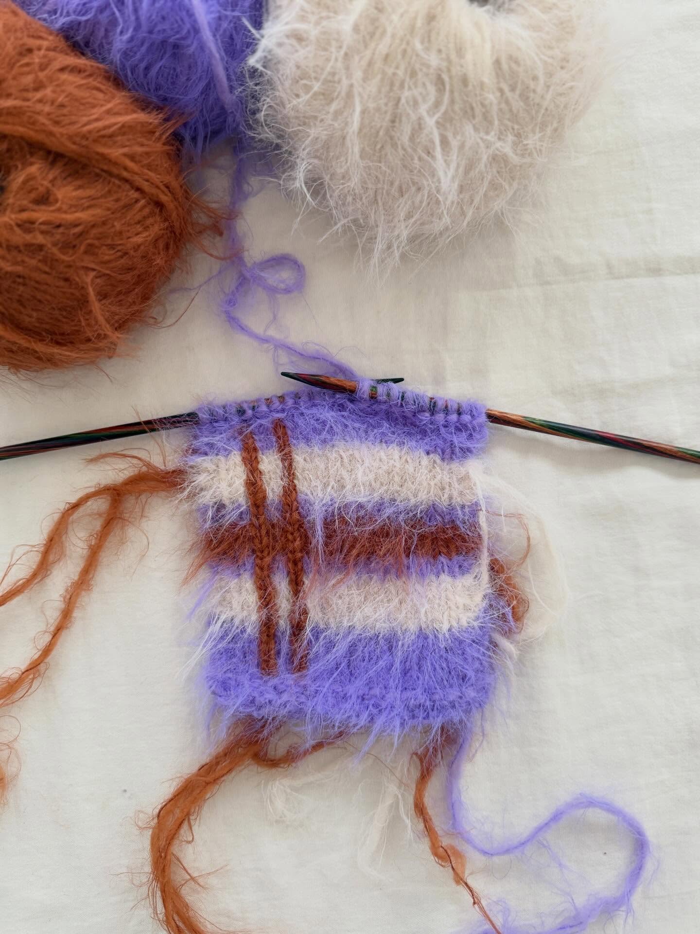 Same, same, but different! I am always overwhelmed what an amazing difference other colors and color combinations can do for a design! 80s vibes with the lilac swatch and berry smoothie association with the red-pink swatch 🥰 If you need more inspiration for your dream sweater aka my Ceallaigh Sweater (😇), @knottenwolle.de has prepared kits with beautiful color combinations for the #ceallaighsweater in their Webshop 😍
.
.
.
Pattern by me - Ceallaigh Sweater - and available in several languages on my website and Ravelry or as a knitting kit via @knottenwolle.de ☺️
.
Yarn: Basta by @lanagrossa
.
Advertising
.
#knitting #knittingaddict #stricken #strickenmachtglücklich