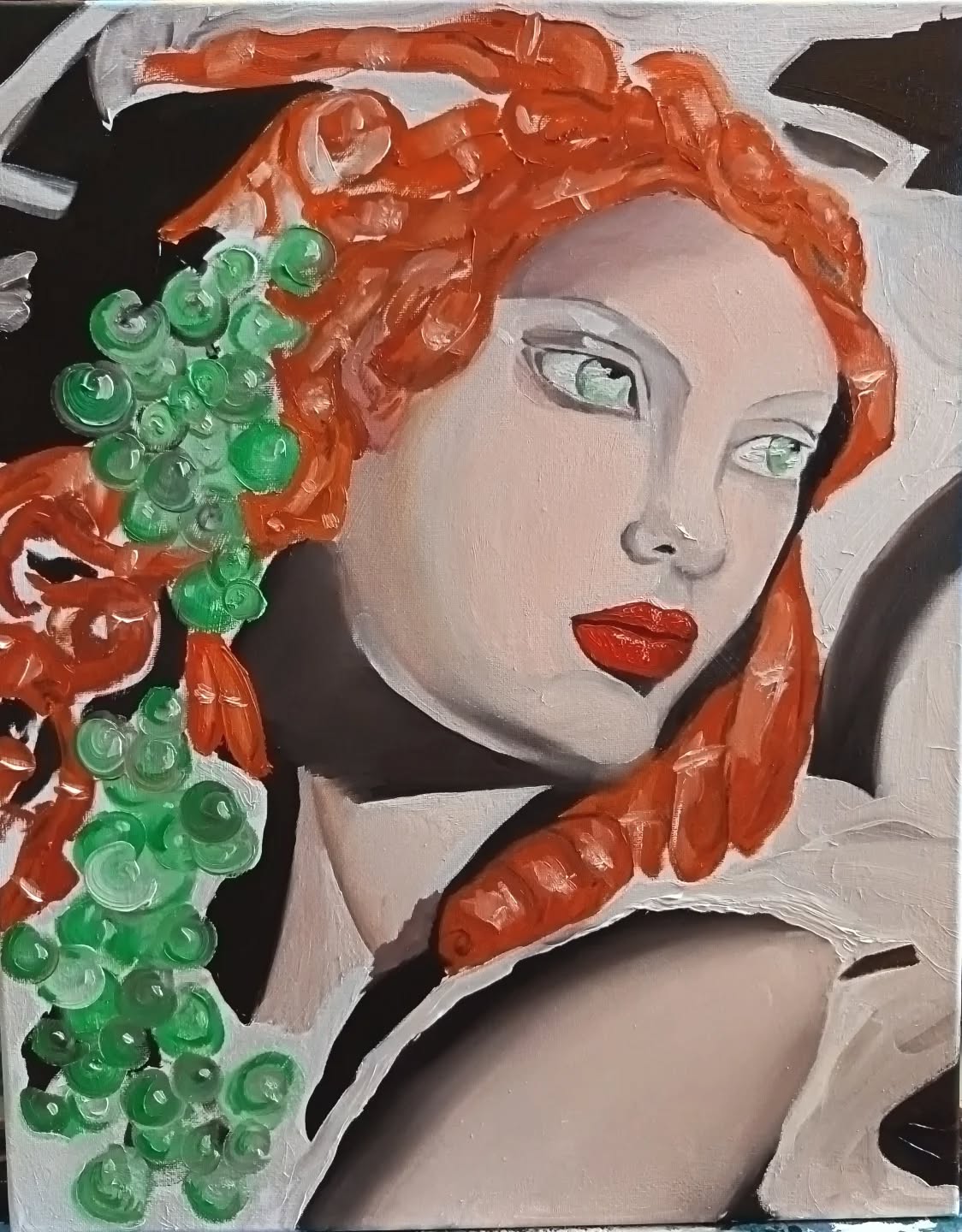 🎨 Analisi Tecnica: Geometrie e Contrasti
Il dipinto cattura l'essenza del "cubismo morbido" tipico della Lempicka.
La Struttura delle Forme: I lineamenti del volto sono definiti da sfumature nette e scultoree. La transizione tra luci e ombre sugli zigomi e sul collo crea una tridimensionalità quasi metallica, tipica delle icone degli anni '20 e '30.
La Palette Cromatica: Il contrasto tra i toni freddi e quasi marmorei della pelle e l'esplosione di rosso aranciato dei capelli è audace e moderno. L'inserimento del verde acido degli elementi circolari (che richiamano l'uva o gioielli astratti) aggiunge un punto di luce dinamico che rompe la staticità del ritratto.
La Pennellata: Si nota un'attenzione particolare alla matericità, specialmente nelle zone verdi e rosse, dove il colore sembra avere un rilievo quasi tattile, contrapponendosi alla levigatezza del viso.
❤️ Analisi Emotiva: Lo Sguardo dell'Indipendenza
Non è solo un ritratto, è una dichiarazione d'intenti.
Lo Sguardo: Gli occhi verdi non guardano l'osservatore, ma puntano verso un altrove lontano. C'è un senso di determinazione, distacco e fiera solitudine. È la rappresentazione della donna moderna: autonoma, enigmatica e consapevole del proprio potere.
L'Atmosfera: Il contrasto tra il fondo scuro e i colori vibranti trasmette una tensione vibrante. C'è una "calma carica di energia", tipica delle donne ritratte da Tamara, che sembrano sempre sul punto di mettersi alla guida di una Bugatti o di entrare in un salone aristocratico.
#ArtDeco #TamaraDeLempicka #ContemporaryArt #OilPainting #ArtTribute ModernMuse PitturaContemporanea