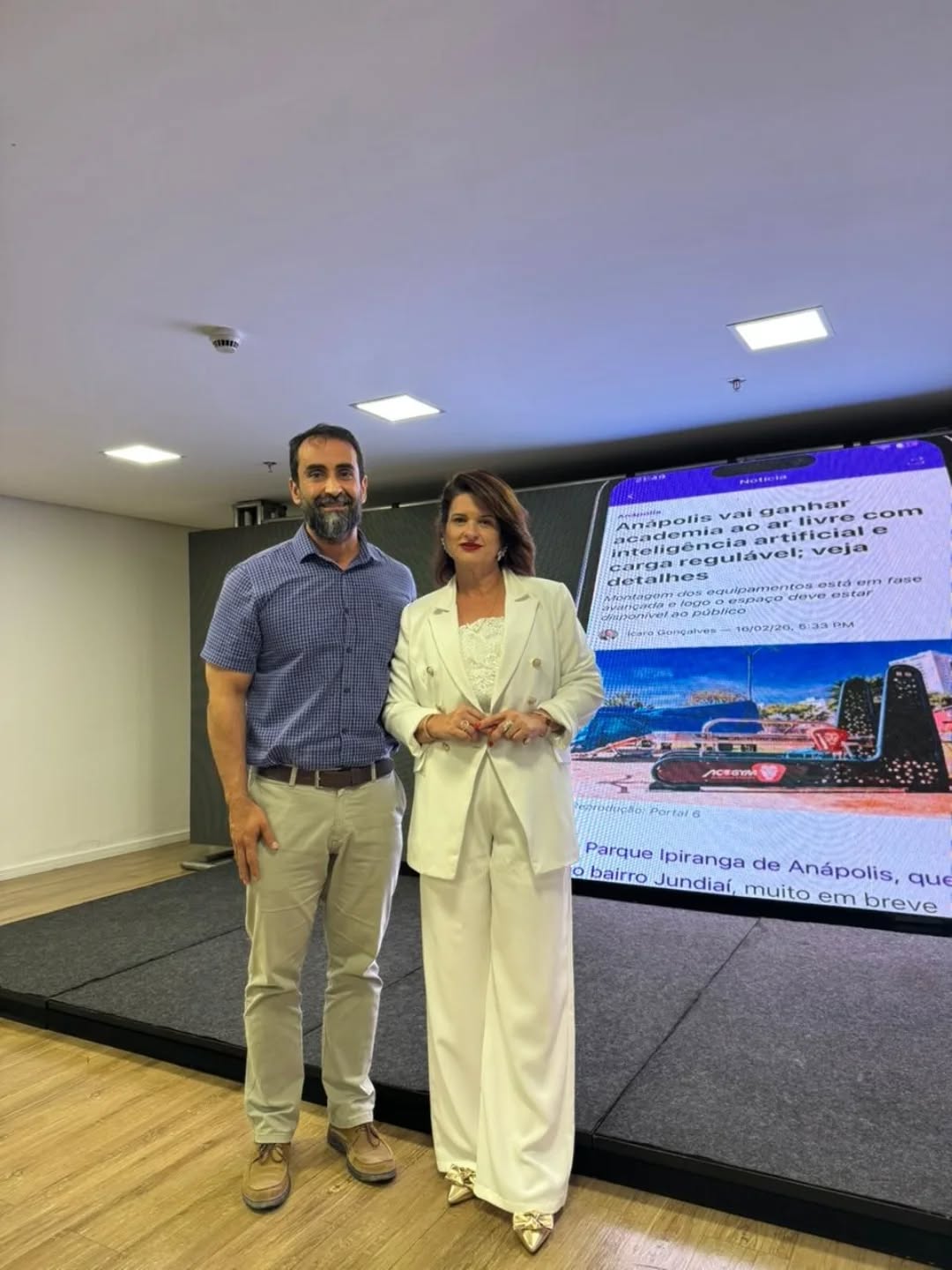 Rafael Tangerino — diretor e conselheiro fiscal do Sinduscon Anápolis e presidente do Sinprocimento — participou, na última quarta-feira, 11 de março, do coquetel de lançamento do superaplicativo de notícias, sorteios e prêmios do Portal 6 e do canal Portal 6 no YouTube, representando ambas as entidades.
Os novos canais chegam como ferramentas de informação modernas alinhadas à forma como os leitores consomem conteúdo na atualidade: mais ágeis, multiplataforma e com curadoria de qualidade.
Na foto estão Rafael Tangerino e a vereadora Seliane da SOS