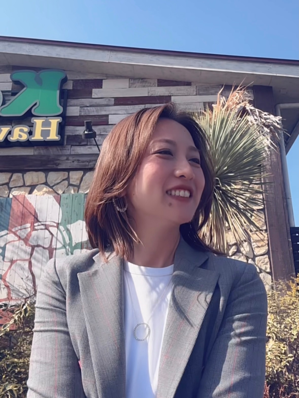 【頑張ってない人を見るとモヤモヤしてた】
保育士時代の私は トイレすら行けないくらい
ギッチギチに働いていたから
頑張ってない人を見ると イライラしてたし
何で頑張ってないの💢ってモヤモヤしてた
でも私の身体はすでに限界だったし
本当はそんなギチギチに働きたいわけじゃなかったんだよね
でもどこかで頑張っていたら褒められる
頑張っていたら責められない
頑張っていたら認められるはず
そんな思考の中でずっと頑張って生きてきて
ものすごく生きづらかった💦
そんな風にいつもつい頑張ってしまうHSPさんをたくさん見てきて
いつもいつも"「頑張らない 」を頑張りましょう!"って伝えてきた
でも何故頑張らない方が良いのか?そこが腑に落ちないと
なかなか頑張るのループから抜け出せないんだよね💦
気づくとまた頑張ってた💦ってことになる😩
HSPにとって頑張らないこと=神経をリラックスさせることでHSPの本来の才能を活かせるんだよねー✨
HSPの特徴として知られている Sensory Processing Sensitivity(感覚処理感受性)は、
安心できる環境だと
• 創造性
• 共感力
• 洞察力
がすごく高くなる傾向があります。
だからこそ、もっと頑張らない事を練習する必要があるんです💕
頑張らないって結構難しいんだけど、これも少しずつステップを踏んでいくことで
身体がリラックスしている状態を作れるようになります💕
頑張り屋のHSPさんにこそぜひ受け取って欲しいLINE登録者限定のワークがスタートしていますので、ぜひ公式LINEから受け取ってくださいねー✨
#hsp#hsp気質 #hspライフデザイン#hsp生きづらい