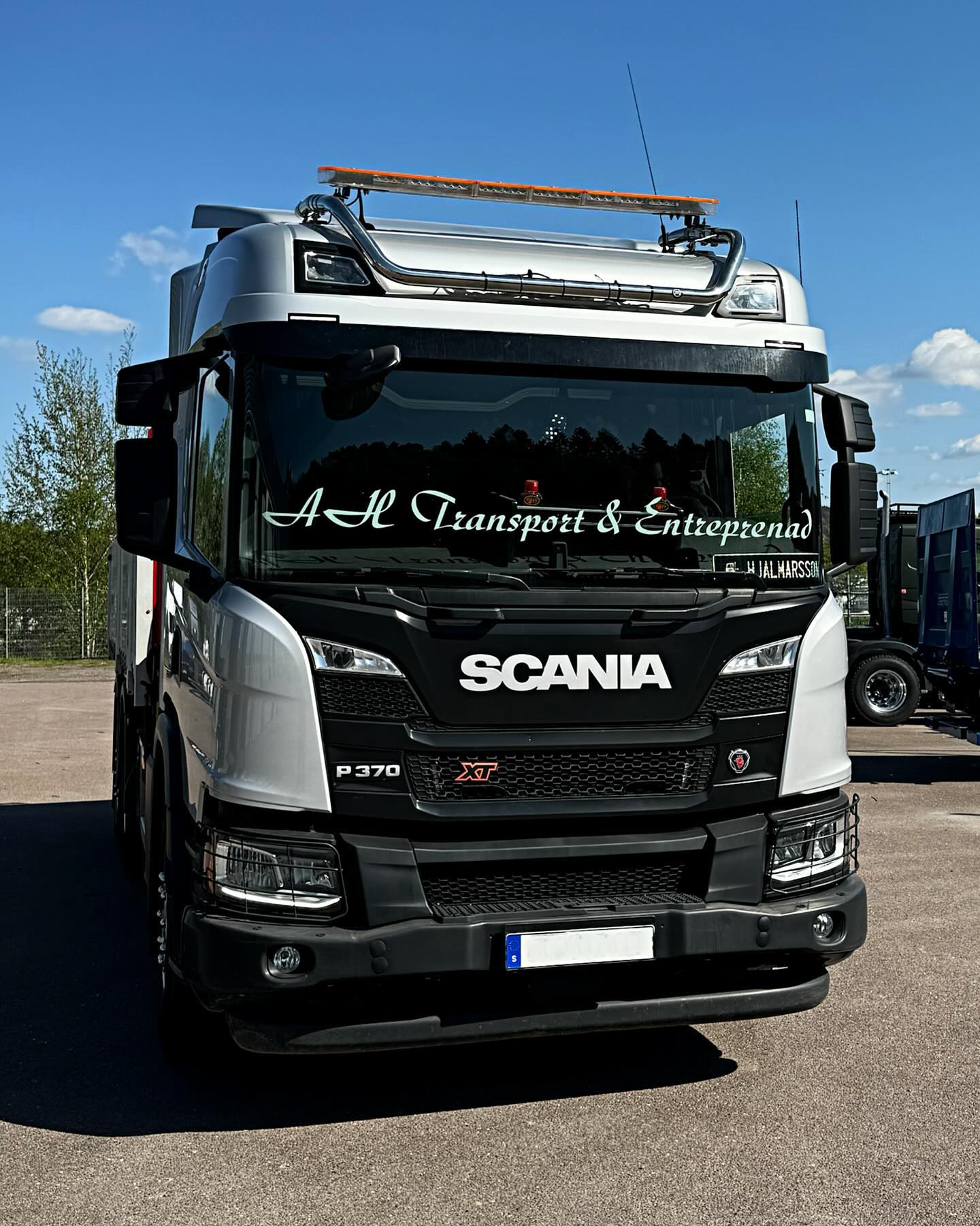 En nylackad Scania i sommarsolen - en perfekt kombination av skicklighet, passion och glans ☑️
Vårt passionerade team har med expertis och omsorg förvandlat denna lastbil till en glänsande juvel på vägarna.
#HovgårdensYtskydd #LastbilLackering #Entreprenadaskiner #Industriackering #SpotRepair #PlastReparationer #Lastbil #Fälgreparation