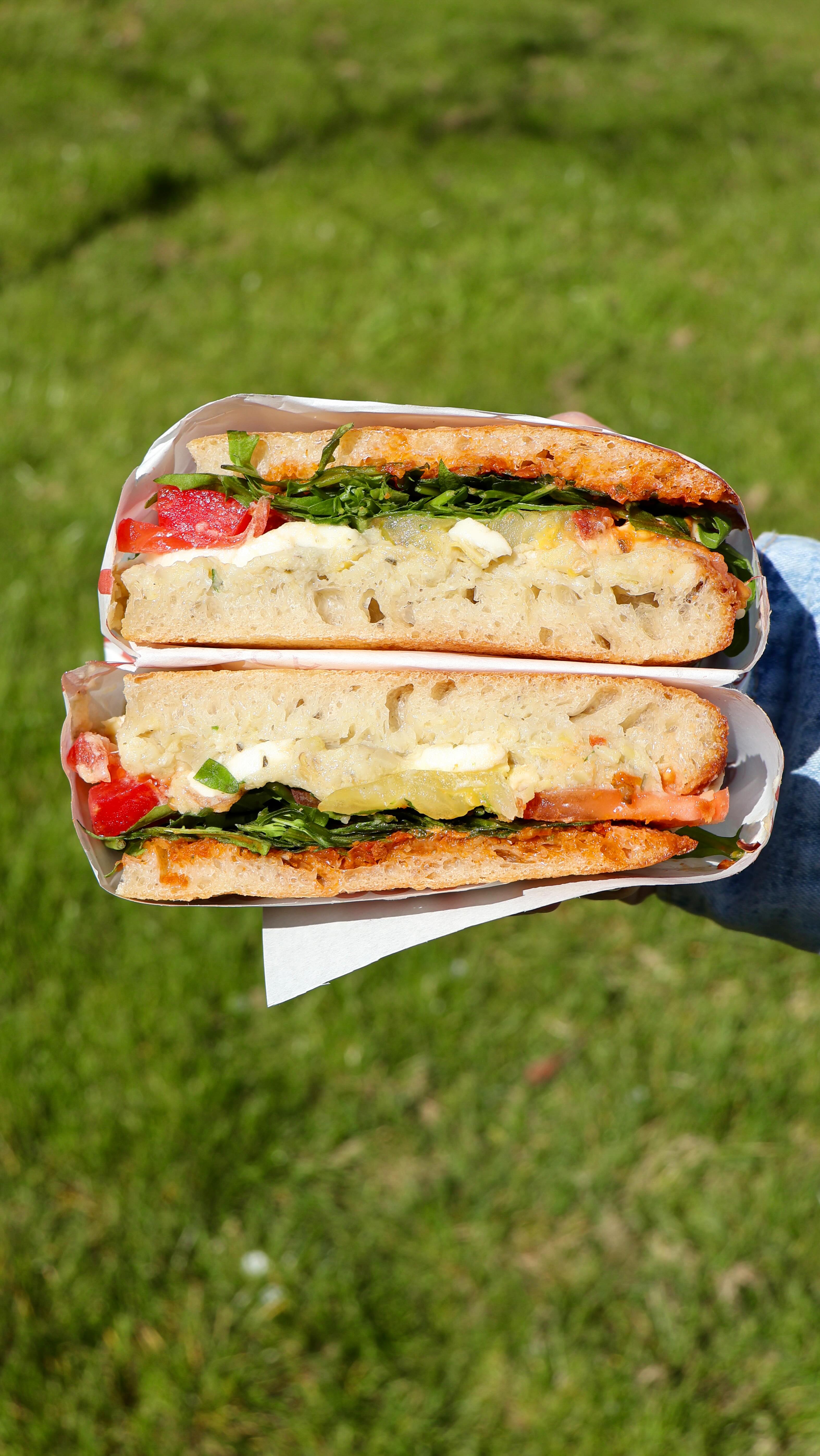 La tomate-mozzarella des beaux jours revisitée dans une focaccia végétarienne gourmande 🍅🌱
#novettino #focaccia #italianfood #vegetarian #fyp