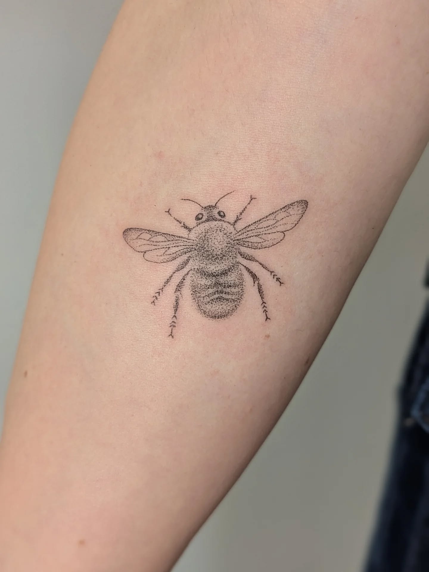 The first of my bumble bee designs for Anna yesterday 🐝 Thank you so much for asking me to do your first tattoo! I felt so energised by our appointment, we had such a good chat. 🤗
The bumble bees have sold out, but I'd be happy to do some similar bespoke versions.
Tattoo bookings and enquiries are open on my website for March > July appointments at my cosy garden studio near Bedford. 🧡
✨ Do you like my work? If you answered yes, please like, comment, share and save this post. It's challenging for independent artists and businesses to get their posts seen at the moment - Every interaction helps and your support is hugely appreciated! Thank you, Cath 🤗
#beetattoo #bymblebeetattoo #femaletattooartist #HandpokedTattoo #finelinetattoobedford