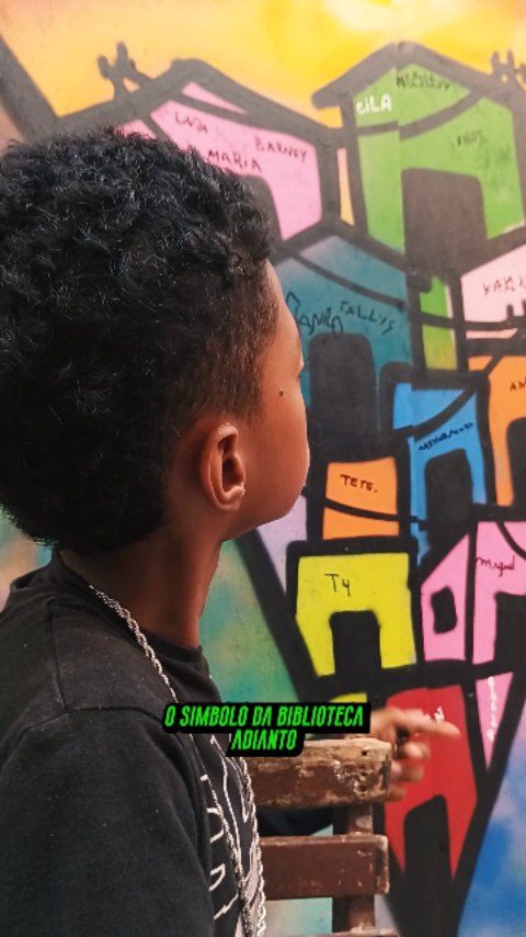 SÓ ADIANTO / MESA NOVA
E isso tem tudo a ver com o que acontece nas aulas de graffiti, design, mediação de leitura no projeto Escolinha Biblioteca Adianto.
Nas nossas oficinas, não só acontecem experimentos artísticos — é participação social. É quando os alunos descobrem que podem usar cor, letra, desenho e mensagem para ocupar o espaço com sentido, com respeito e com identidade.
Cada traço vira conversa. Cada mural vira presença. Cada encontro vira coragem.
Porque intervir no lugar onde a gente vive também é aprender a cuidar dele, imaginar futuros e dizer: “eu pertenço aqui”. Se um beco pode ganhar um novo nome, a gente também pode ganhar um novo jeito de olhar para a rua.
Para aproximar ainda mais a comunidade da Biblioteca, demos início às atividades da Só Adianto, nosso noticiário digital em formato de jornal comunitário. Por meio de entrevistas com moradores, participantes das oficinas e professores, o noticiário irá acompanhar as atividades e compartilhar curiosidades sobre o projeto Escolinha Biblioteca Adianto e sobre a nossa comunidade.
#Biblioteca #Graffiti #ArteNaRua #ParticipaçãoSocial #Educação Cultura RuaAdianto ArteUrbana JuventudeCriativa Território IntervençãoUrbana
Este projeto é apoiado pelo Ministério da Cultura e pela Secretaria da Cultura do Ceará, com recursos provenientes da Lei Federal N.º 14.399 de Julho de 2022