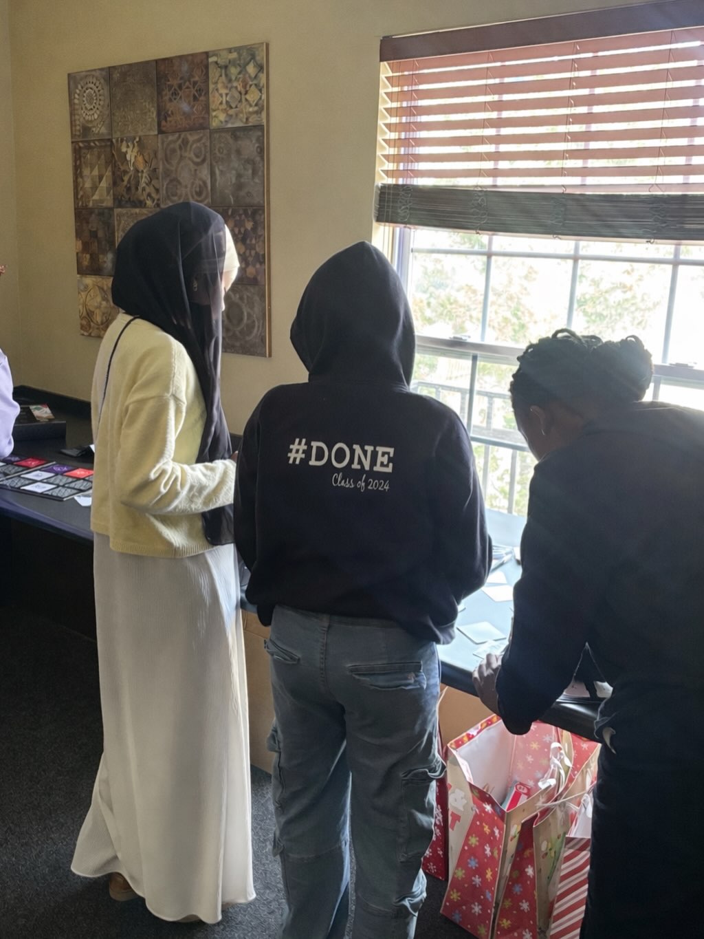 I make a vision board every year to help create an outline of how I’d like my year to go. This week, I had the pleasure of teaching these young ladies the importance of vision boards, showing them how to turn their dreams into something they can see, believe in, and work toward every day! Growth and success does not happen over night, it will require intentional planning. 💫🌟