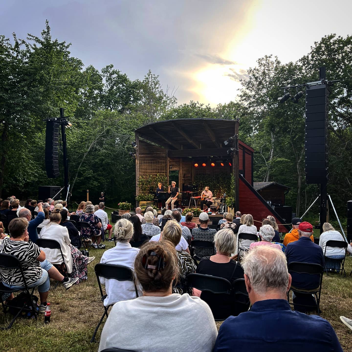 Förra helgen trimmade vi in PA på Solliden. Många bra artister under sommaren, så har du vägarna förbi så passa på att få gå på konsert igen!
Systemet från Martin Audio består av
24 WPS
6 SX218
4 DD6
12 iK42
#martinaudio #wssab #wavefrontprecision @martinaudio @peterjoback @sollidensessions @krall_entertainment
