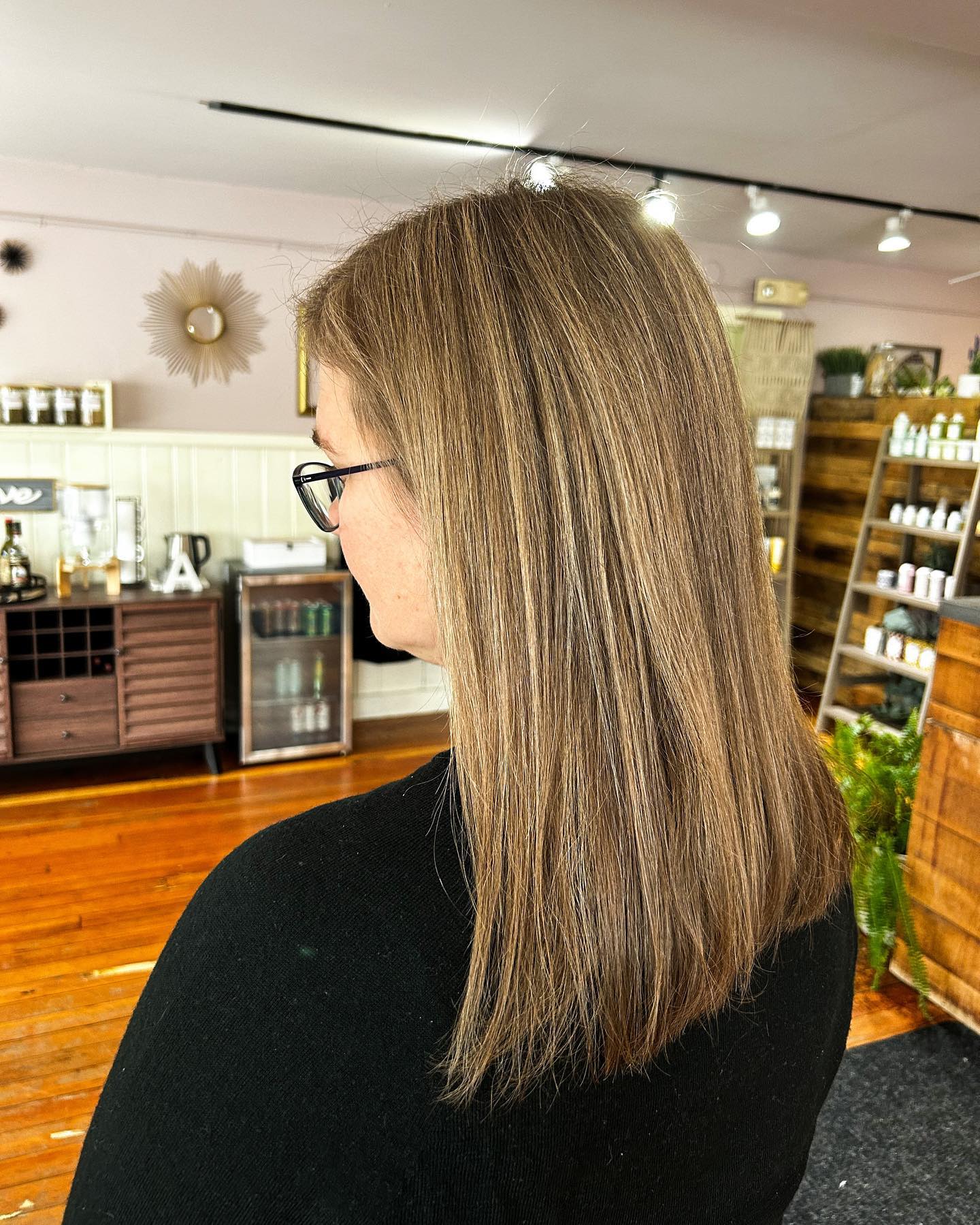 Bright partial highlight and trim on this beautiful sunny day!
Color by Danielle.
.
.
.
.
.
#Salon #EastbayRI #2022hairtrends #DavinesSalon #WarrenRI #hairartist #WarrenRhodeIsland #RIhairsalon #RIhairstylist #shareyourbliss #ananda #rhodeislandstylist #rhodeislandhair #brightandwarm #itsallinthedetails #2022blonde #rejuvenate #refresh #2022hairgoals #2022hair #blondehairinspo #blondehair #blondehighlights #blonde #warrensalon #discoverwarren