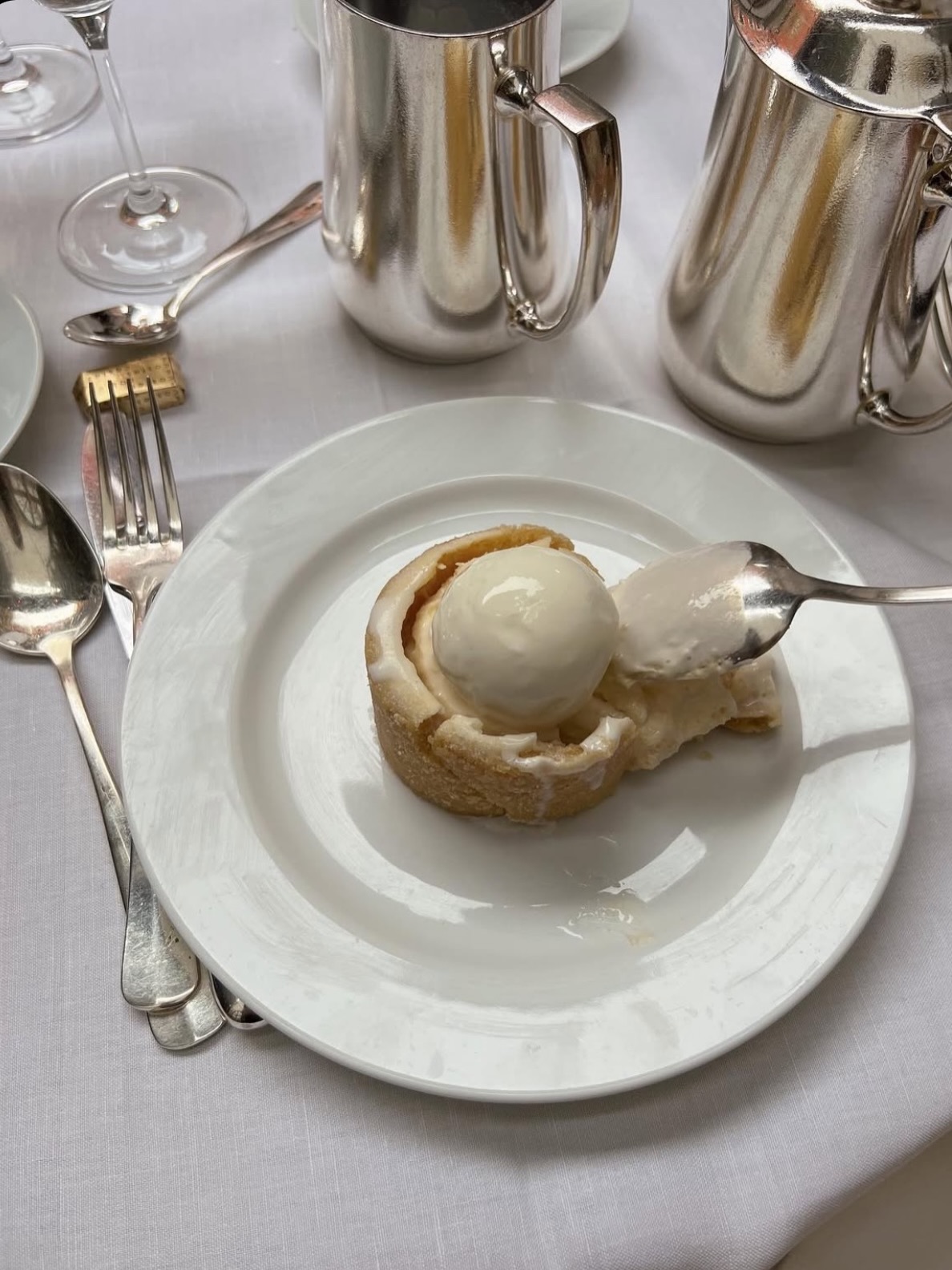 vanilla glow.
our most delicious scent made with three types of vanilla. togheter with citrus, violet and amber for a more creamier balance.