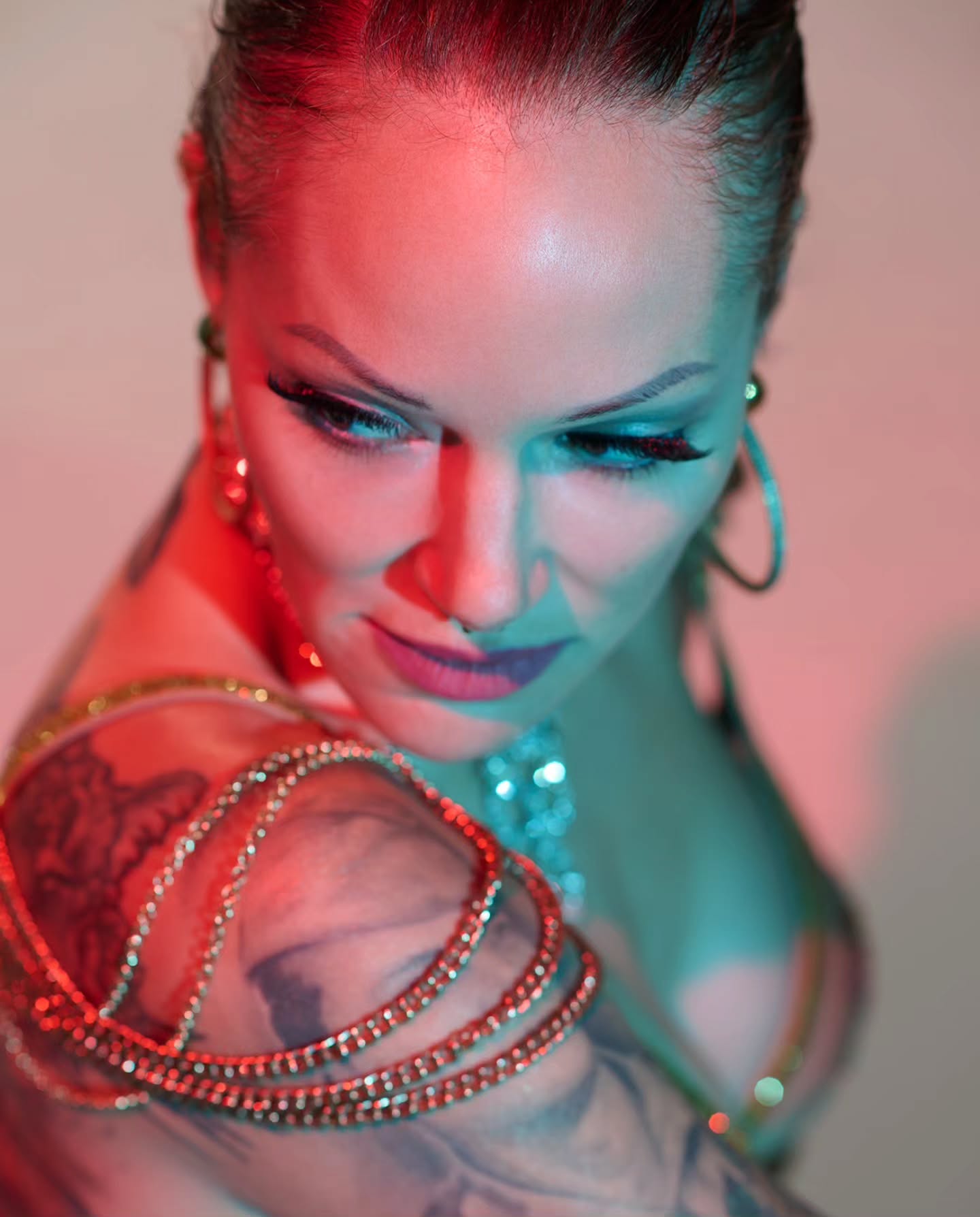 Stepping into showgirl mode is no easy feat. Her secrets & pain are not the topic of interest. What matters is the audience and the magic created to take everyone out of their mundanity. Tits & Teeth might seem frivolous to some, but through it performers & audiences can travel to a world where everything is beautiful and all can be healed, if only for a moment. It is a place of rest & celebration. It is an opportunity to transmute the hurt through laughter, music & dance. Fantasy is the medicine and the fantasy is the Showgirl. ✨️@coopershoots
#showgirl #raiseyourvibration #spiritualrevolution #bruja