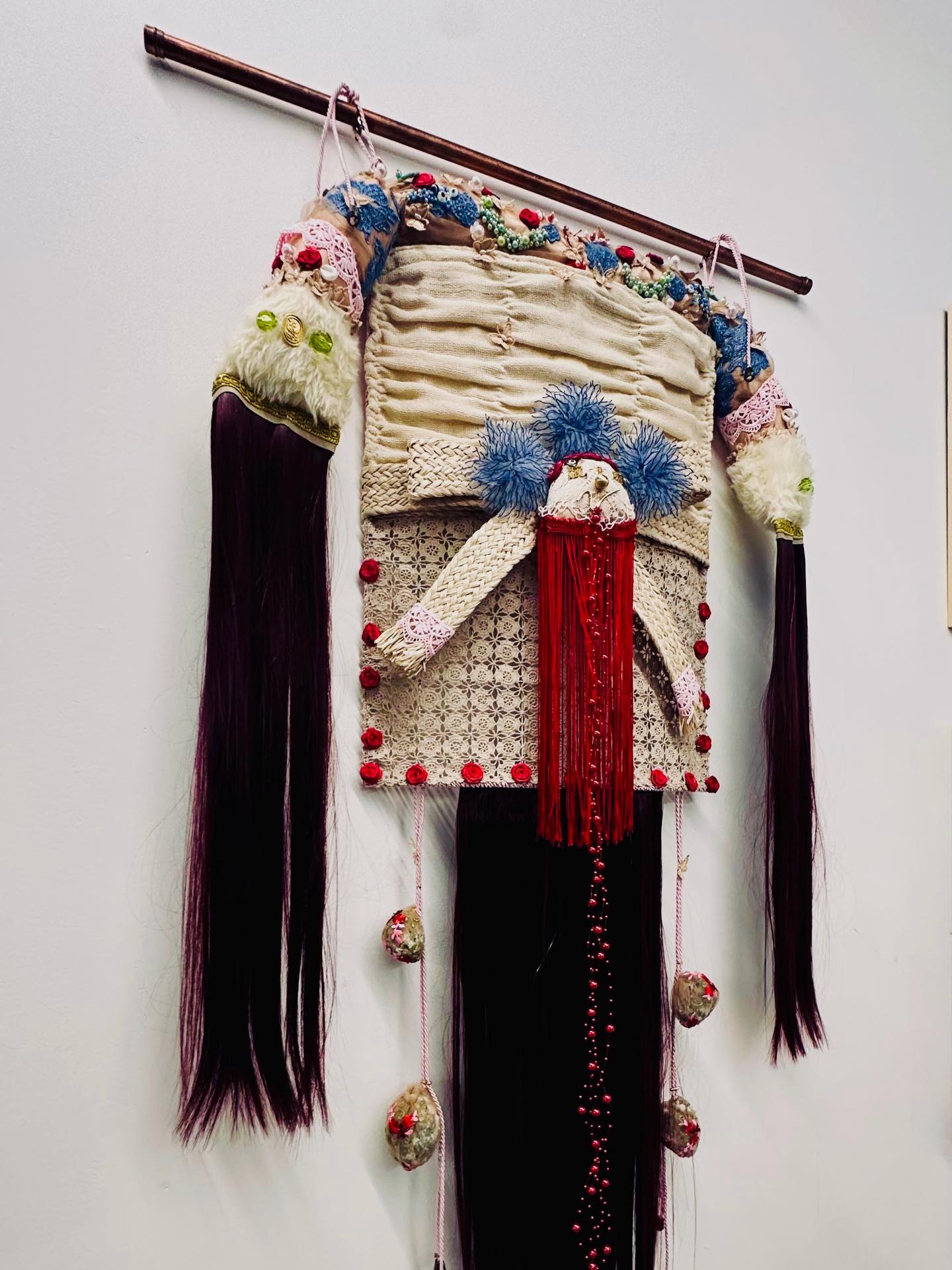 | FEIRA CAPITAL
Diversos cenários, diferentes países, diferentes linguagens. É o cenário latino-americano se fortalecendo e consolidando na arte contemporânea.
📷 Fotografia: @leodamonteok