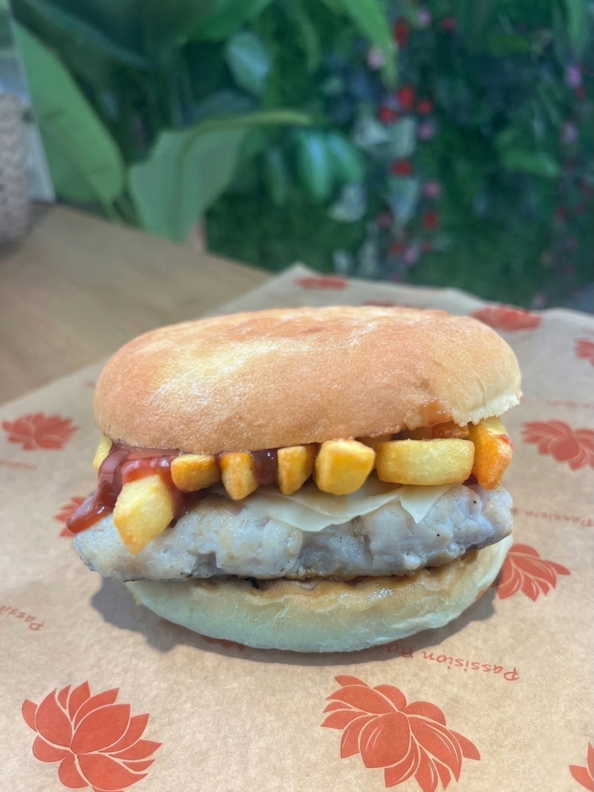 🍔 Tutto il gusto, a portata di mano
La nostra Linea Smart è pensata per offrirti uno street food completo, pratico e accessibile.
Il panino con polpette di pollo, Emmental, patatine fritte e salsa BBQ unisce sapori che si completano in modo semplice e soddisfacente, perfetto per ogni momento della giornata.
Una scelta smart per chi vuole mangiare bene senza rinunciare alla convenienza. 😋
#StreetFoodSiracusa
#SiracusaFood
#MangiareASiracusa
#SiracusaDaGustare
#FoodSiracusa
