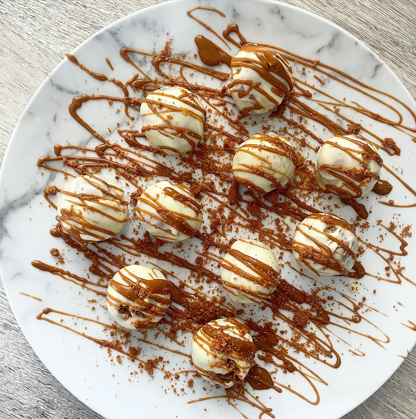 Sweet treats for the soul 🍬
1 & 2: Biscoff truffles from @thegoodbite @niallkirkland
3: Cranberry and coconut energy balls
4. Chocolate covered strawberries
Cranberry & Coconut Energy Balls recipe (makes 12):
• 100g oats
• 15g cocoa powder
• 65g peanut butter
• 60g honey
• 60g cranberries
Dump in a bowl and mix. Mould into balls and dip in desiccated coconut 🥥