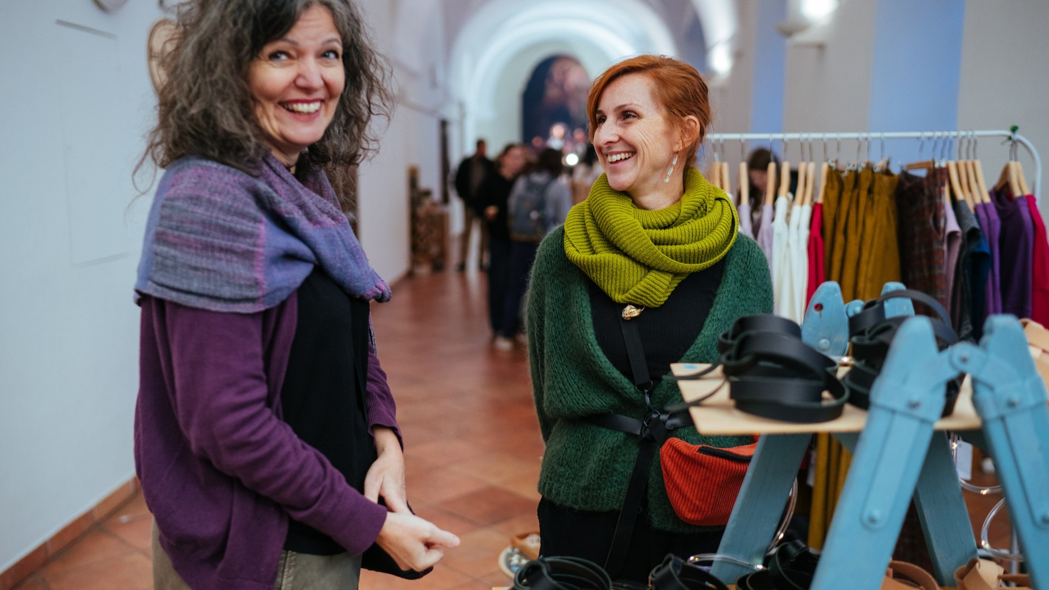 Při nahrávání fotek od @janskacelikart se vracíme do naší dizajní atmosféry, i když většinu dní už spíš netrpělivě vyhlížíme cílovou pásku post-dizajn restů. Brzo už ale zaklapneme noťasy a uložíme Dizajntrh k zimnímu spánku, aby mohl celý tým nabrat nové síly na další dobrodružství. 🩷