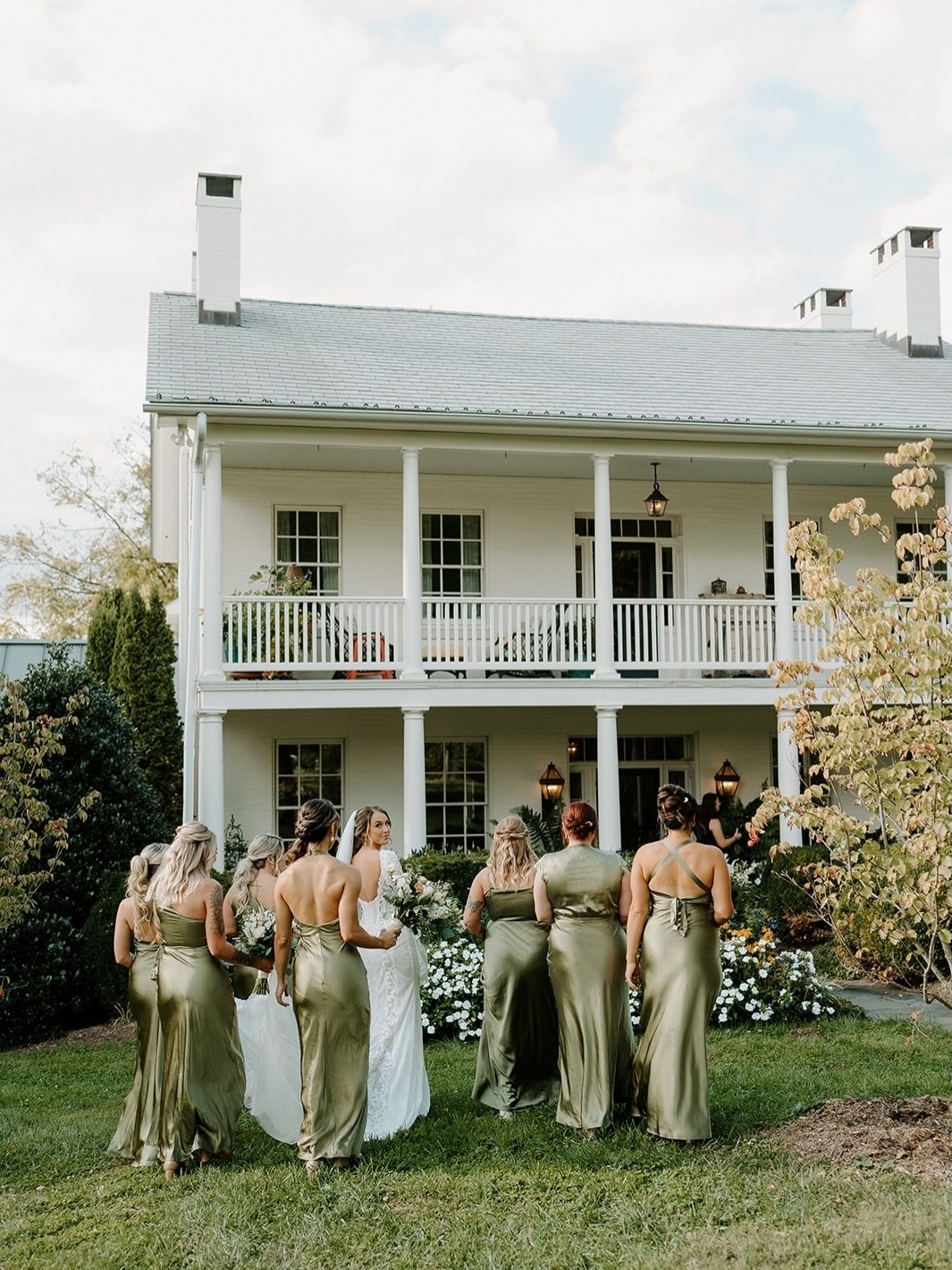 Your bridal party 🤝 Glen Ellen Farm. The perfect match!
⠀⠀⠀⠀⠀⠀⠀⠀⠀
@jewelsyphotography
@elizabethgilesevents
@rivionweddingfilms
@sweptllc
@theaimeenicolemua
@djorlando_baltimore
@sweetanniesflowertruck
@grand_rental events
@kupcakesco
⠀⠀⠀⠀⠀⠀⠀⠀⠀
Glen Ellen Farm | historic & garden wedding venue in Maryland | now booking 2027 weddings.