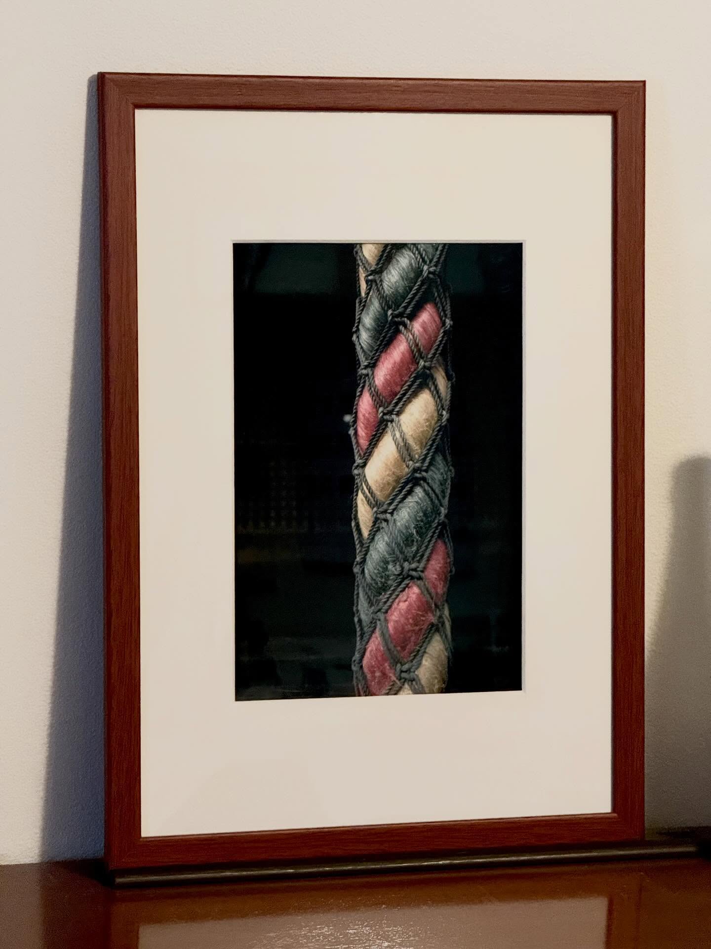 -
大阪市内に住んでいた頃、近くのお寺で撮った後に、これ1枚だけプリントしてネガを紛失してしまった。
長いこと撮っているとそんな事は多いので、写真なのに一点モノが結構ある。
ずっと飾っているのに、
お参りの時に鳴らす紐(綱?)の名前を知らずに調べてみたら「