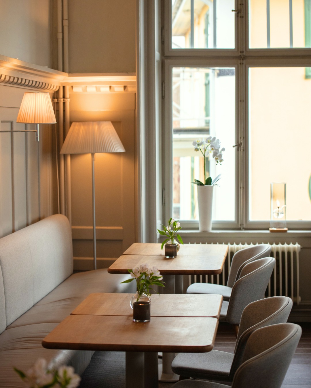 Vi finns här och är redo alla dagar på året, oavsett när semestern, firandet, konferensen eller helgutflykten kommer. 🎉
Kom förbi och säg hej till vår glada personal, varför inte lyxa till med Afternoon Tea en lördag eller söndag?
Varmt välkomna, även på söndagar!
www.sigtunastadshotell.se