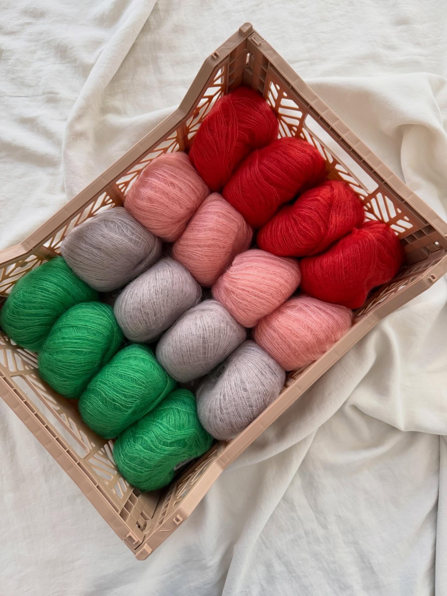 The magic of a new beginning ❤️
.
.
.
Pattern in progress by me: #theosweater
.
Yarn: Kid Seta by @gepardgarn
.
#knitting #knitknitknit #iloveknitting #strickenmachtglücklich