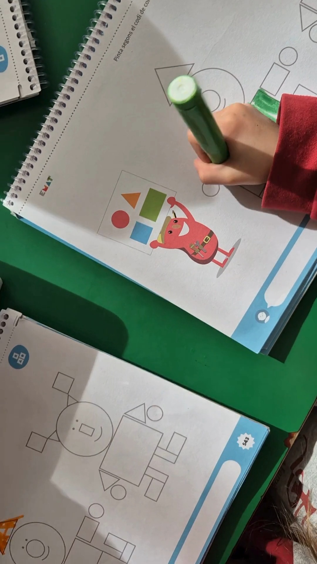 Matemàtiques que es viuen, es toquen… i s’entenen! 🔢
A #SafaSabadell treballem el llenguatge matemàtic d’una manera significativa i vivencial a través del programa #EMAT.
Partim del món que envolta els infants per apropar-los a les matemàtiques del dia a dia: números, geometria, orientació espacial, seriacions, càlcul mental… tot a través del joc, la manipulació i l’experimentació.
A EMAT, els nens i nenes observen, pensen, comparteixen i resolen reptes en equip o de manera individual, desenvolupant el raonament lògic i totes les seves intel·ligències.
🧠 Aprenen fent
👐 Experimenten amb materials
💬 Comparteixen idees
🎯 Troben sentit a allò que aprenen
Perquè les matemàtiques no són només números… són una manera d’entendre el món 🌍