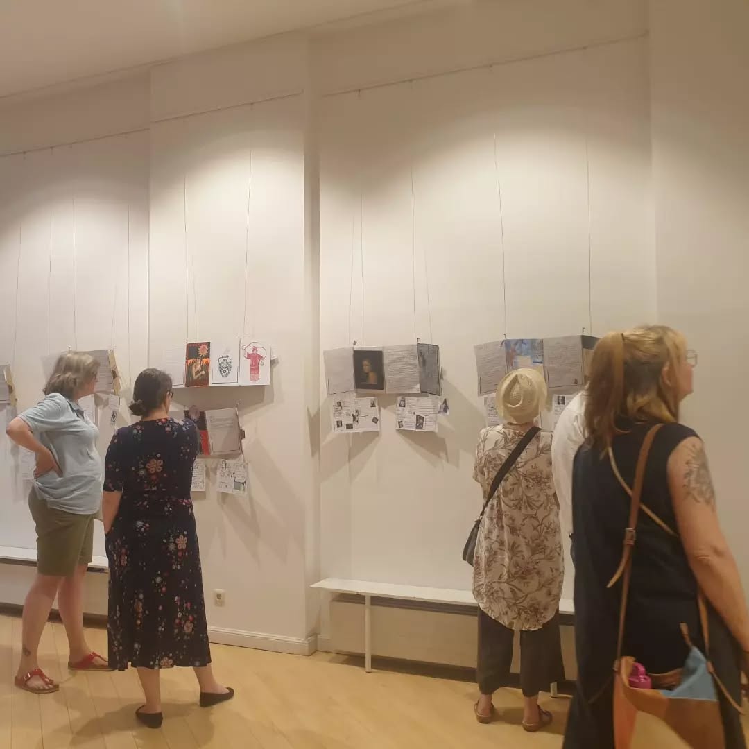 english below
Mittwoch 20.07 fand im kleinen Kreis die Eröffnung der Ausstellung im Foyer der Kinderbibliothek statt - gemeinsam mit einigen Künstlerinnen aus Oldenburg bestand für Besucher die Möglichkeit sich die 22 Künstlerbriefe durchzulesen und auf sich wirken zu lassen.
Die Pandemie und seinem Einfluss auf jedermanns Leben wird unterschiedlich wahrgenommen und durch die Künstler:innen in Wort und Bild dargestellt.
Ein Einblick in die Künstlerseele - die uns als Besucher neue Sichtweise erlaubt.
Die Ausstellung kann bis zum Mittwoch, dem 17.08.2022 während den Öffnungszeiten des Gebäudes an der Peterstrasse 1 gerne besucht werden.
-----
On Wednesday 20 July, the opening of the exhibition took place in a small circle in the foyer of the children's library - together with some artists from Oldenburg, visitors had the opportunity to read through the 22 artists' letters, enjoy the corresponding artworks and let them have an effect on them as an overall picture.
The pandemic and its influence on everyone's life is perceived differently and depicted by the artists in words and pictures.
An insight into the artist's soul - which allows us as visitors new perspectives.
The exhibition can be visited until Wednesday, 17.08.2022 during the opening hours of the building at Peterstrasse 1.
https://www.kulturaustausch-oldenburg.de/
#11friendsofculture #brieffreundschaft #partnerstädte #machwerkoldenburg #stadtoldenburg #oldenburg #kulturbüro #kulturförderung #jungekultur #exchange #austausch #brief #kulturbrief #culturalexchange #kunst #artwork #künstlerkorrespondenz #international #kultur #kulturstadt #innovation #wirbrauchenkunst #analog #selbstgeschrieben #handschriftlich #selbstgestaltet #reflexion #nachhaltig #kunst