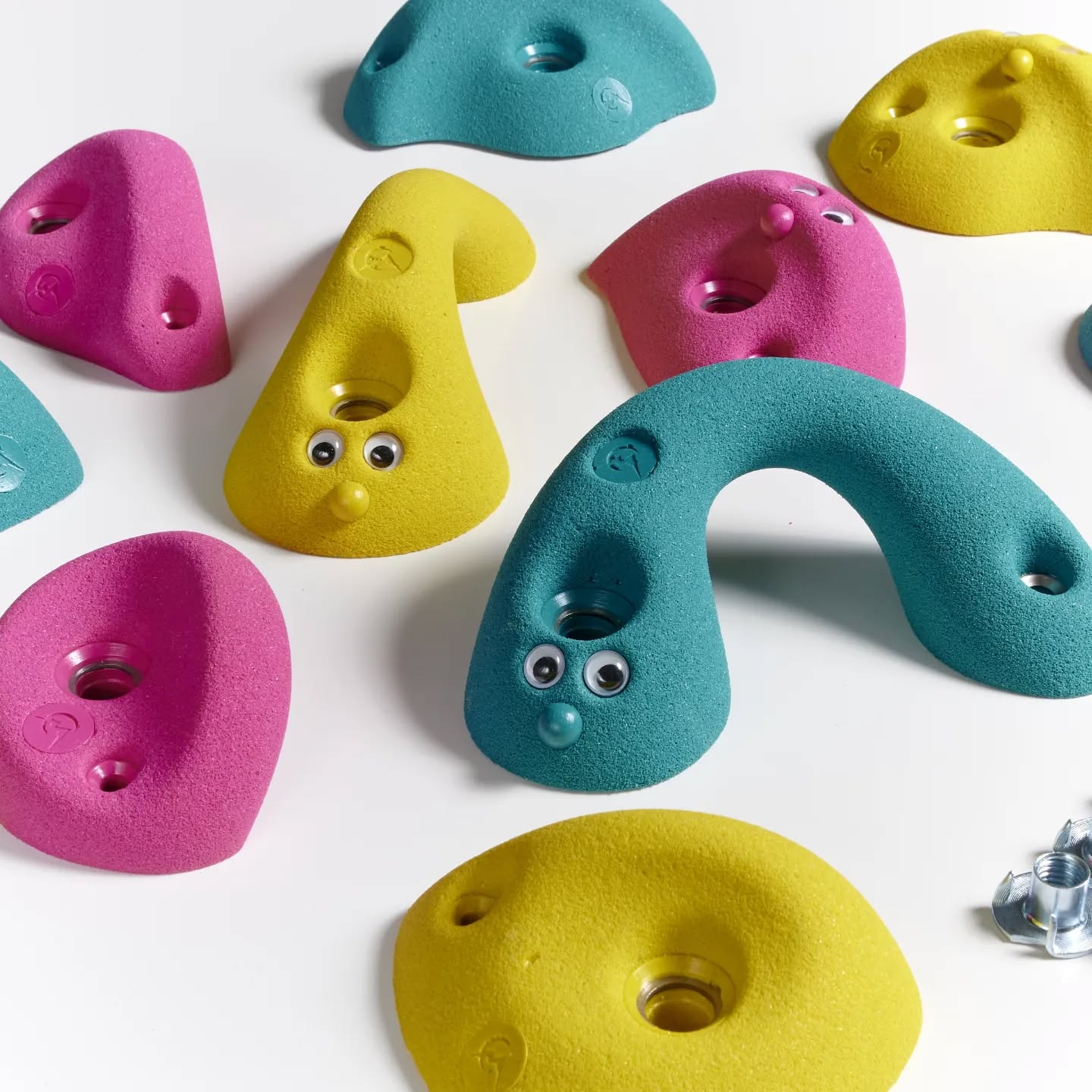KIDS SERIES | Starterset 10 - for more content follow @climbmania.de #climbmania_de #climbmania #climbingholds #climbing #climb #climbing_is_my_passion #shapes #bouldering #boulder #routesetting #routesetter #routesettersofinstagram #klettern #klettergriffe #kidsclimbing