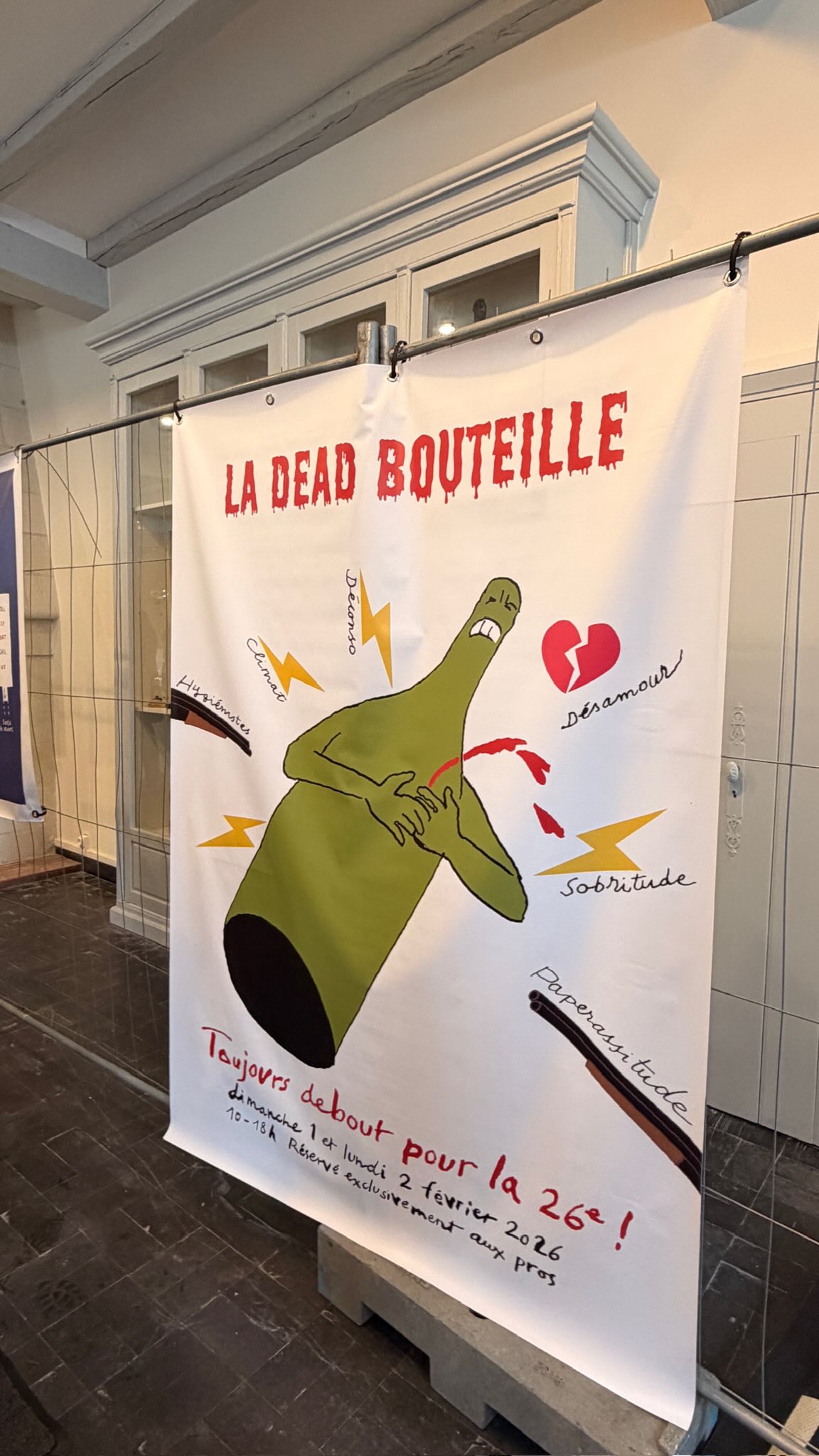 El pasado mes de febrero estuvimos en Francia en una de las ferias más importantes del vino natural: La Dive Bouteille 🇫🇷
Es un encuentro donde pequeños productores de toda Europa se reúnen para enseñar sus vinos, compartir filosofía y mostrar otra forma de entender el vino más libre y artesanal. Se celebra en cuevas en Saumur, y el ambiente es tan auténtico como los vinos que se sirven allí. Este año, además, la llamaban “La Dead Bouteille” 💀, un guiño a los momentos complicados que vive el sector pero con un mensaje claro:
👉 el vino sigue vivo
👉 y la gente que está detrás, también
Nosotros estuvimos allí probando, aprendiendo y descubriendo proyectos increíbles…
y sí, venimos con algunos que pronto veréis en Tierra 👀