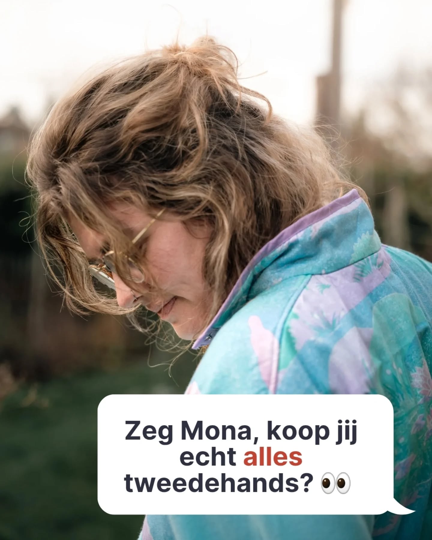 Tijd voor een eerlijke post 🫶🏼
Want ik voelde me recent wat schuldig omdat ik wat *nieuwe* kleding had gekocht voor mezelf. Met mijn "tweedehands reputatie" vond ik dat namelijk een moeilijke. En 't is niet dat ik kleding te kort kom.
Maar dan besefte ik dat het eigenlijk allemaal draait om bewuste keuzes. Want die nieuwe aankoop was wel in een prachtige lokale winkel @hebbedingkleding - met kleine ondernemers die ook jouw steun verdienen, want ook dat is duurzame economie, en ook daar wil ik voor staan: Belgisch, lokaal en transparant 💚.
Die tuinset wou ik écht tweedehands maar na een zoektocht was een toonmodel/outletvariant voor ons een goed compromis. Bewuste keuze. Wetende dat deze waarschijnlijk niet perfect is.
(Maar ik zit ook al op een punt dat ik al eens te streng ben voor mezelf)
Duurzame verandering komt er door kleine, consistente aanpassingen die je kan volhouden. Ik wou minder vlees eten en koos ervoor om rood vlees te schrappen. Dit zag ik zitten. En nu lukt het zonder problemen. Ik ben er zeker van dat "ik word vandaag vegan voor altijd!!!" me nooit was gelukt. En dat ik dan volledig was terug gekomen op mijn stappen. Terwijl ik met een kleine aanpassing nu wél impact maak 🙏🏼.
Wat ik wil zeggen voor wie het moet horen: het is oké als ge vandaag uw herbruikbare koffiebeker zijt vergeten, of toch gezwicht zijt voor die nieuwe t-shirt, vlees hebt gegeten omdat het u per ongeluk werd voorgeschoteld als veggie en ge wou het niet weggooien. Ge zijt kleine stappen aan het nemen in een groter geheel en da's nooit in één rechte lijn 🫶🏼.
Welke kleine grote acties doe jij al?
PS. Maar Shein of Temu is nooit ok!!!! Groetjes k byeee.
#imperfectduurzaam