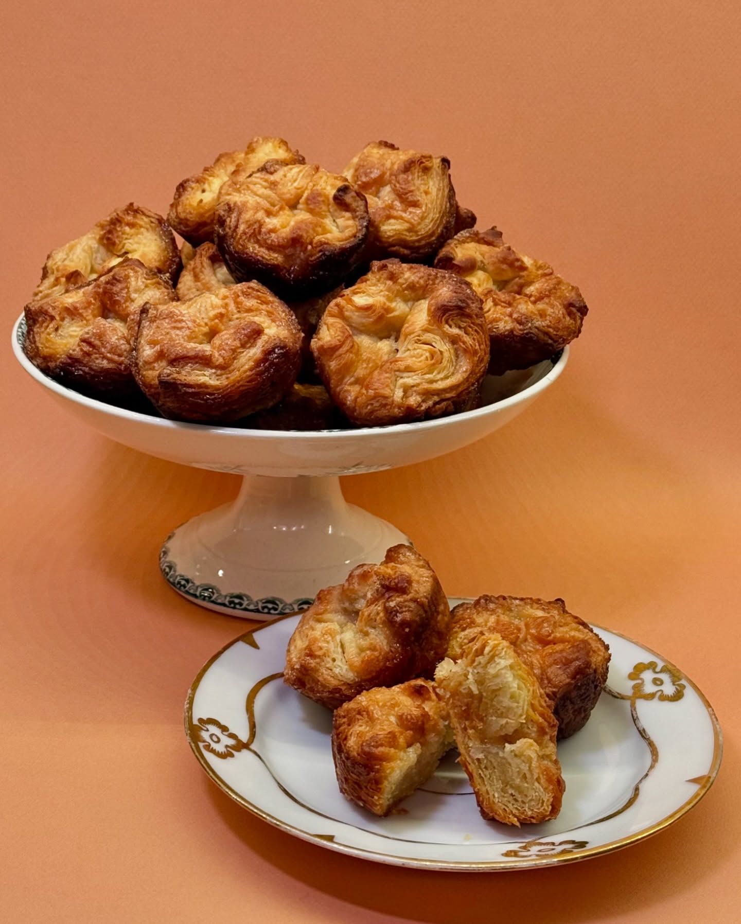 I am from Brittany, like this little devil “sweet bread” and if you haven’t had the pleasure to taste it, please do yourself a favor and have one (or two)!!! 🤤
The Kouign-Amann, a name that literally means “butter cake” in Breton, is a specialty from the town of Douarnenez in Brittany, France. Created in the 19th century, this cake is the result of a happy accident. According to legend, a baker from Douarnenez was low on flour one day in 1860 but had plenty of butter and sugar. He decided to make a dough similar to bread dough, folding it repeatedly with butter and sugar.
The result was a cake with a crispy, caramelized exterior and a soft, buttery center. The Kouign-Amann quickly became popular in Brittany and, over time, gained recognition far beyond France. Today, this cake is enjoyed worldwide for its unique texture and rich buttery, caramel flavor.
I have been making them with @kerrygoldusa 😊
#bitingintoahug #bakestagram #bakedgoods #bakedfromscratch #montontonpecan #bakedjoy #fromfashiontobakingn