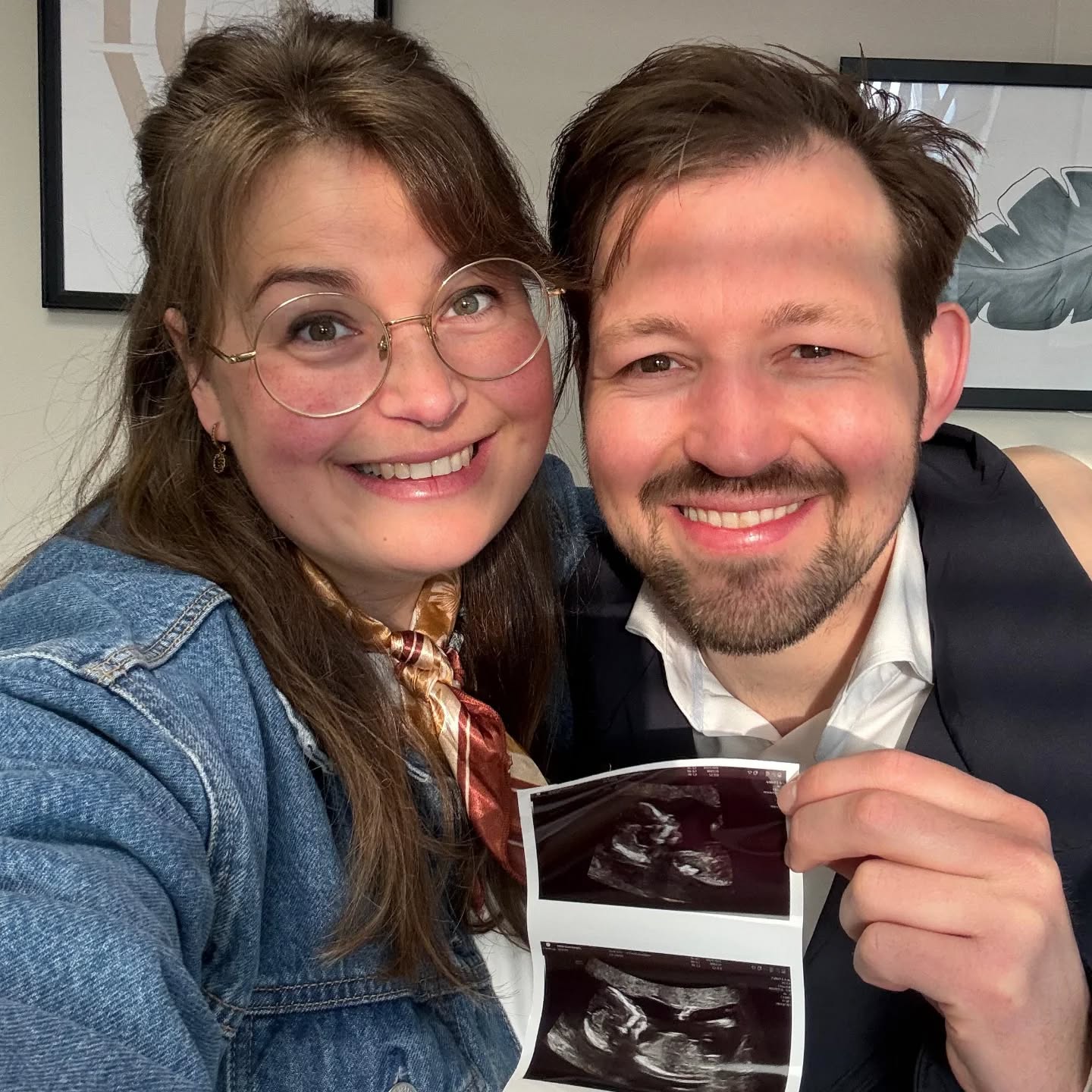 LEV BABY OP KOMST! 👶🏻
We hebben een heel leuk praktijknieuwtje met jullie te delen! 😍 Onze collega Milan en haar man Leon verwachten begin september 2026 hun 3e kindje! 🥳
Grote broer en zus Frits en Doortje hebben er al veel zin in, en zijn heel benieuwd wat het wordt! 🩷🩵
Zoals jullie gewend zijn van ons nemen we jullie graag mee in onze eigen ervaring. 👶
Het eerste trimester zit erop en gelukkig worden de misselijkheid en vermoeidheid eindelijk wat minder. Helaas is mijn weerstand wel heel laag want ik pak de ene na de andere griep mee. Altijd fijn, 2 kids op de opvang... 😅
Ik kijk uit naar warmer weer en minder virussen. En ondertussen ben ik verbaasd over hoe hard je buik groeit bij een 3e kindje.🤰🏻 Zo bijzonder om zelf mee te mogen maken wat je dagelijks in de praktijk ziet en hoort!
Ik hoop weer een fijne zwangerschap te mogen hebben bij mijn eigen collega’s van LEV, die de vorige 2x ook super goed voor ons gezorgd hebben! ♥️
#praktijknieuwtje #levbaby #babytime #zwanger #boyorgirl