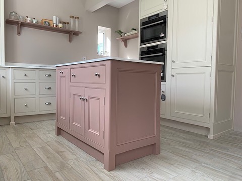 It’s daunting picking colours, but with a little consideration and a little bit of impulse, you can really make an impact. A great way to explore colours is by adding a second colour to your kitchen. We absolutely love this kitchen with the prettiest pink centre island #handmade #kitchens #jharriskitchens