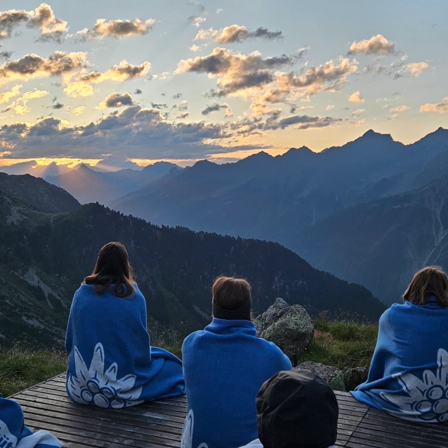 Juli, du hast geklatscht!
Auf unterschiedlichsten Ebenen.
1. High Five für unser Yoga-Wander-Retreat.
Wir sind wieder im Stubaital abgetaucht. Hach war das schön. Magische Sonnenaufgänge, Tiefe & leichte Gespräche, kein Handyempfang, ganz ganz viele hm, Yoga mit erdenster view.
⛰️🧘🏼♀️
Weils so schön war und so schnell ausgebucht, gibts eine zweite Runde:
19. - 21. September
@neue.regensburgerhuette
2. Zeit für Freunde und Familie gefunden & es so sehr genossen zu schlemmen, sich nach langer Zeit wieder zu drücken und merken, dass es kein fallen gäbe, sondern ein ganz weiches auffangen.
3. High Five für erste längeren Kraulzüge, quasi selbst beigebracht, Genuss ganz groß! Optik und Schnelligkeit gibt Raum für improvement.
4. High Five für ersten 'Radwettkampf', der sich so gar nicht nach Wettbewerb sondern vielmehr nach quality time angefühlt hat. Endlich wieder mit meiner Gravelmaus losrollen und merken, dass ich nicht nur Windschatten kann (; @arber_radmarathon
5. High Five an unsere Teilnehmer der systemischen Coachingausbildung& an mich neben all den Dingen diese monatlichen Wochenenden so präsent sein zu können.
6. Ein Prost an all die wunderschönen Koops! Unser Flow & Create Event mit Perlenschmuck, Drinks und Yoga war wieder ein voller Erfolg. @diy_and_drinks
Das Sommerfest von @somossendling, um all die Raumhalter zu vernetzen.
7. High Five Klatsche an den Outdoor Yoga Sommer. Leider lässt uns das Wetter im Stich und bisher gab's erst einen Feierabend Flow.
Im August kanns nur besser werden:
☀️🧘🏼♀️
Montag 18.30 - 19.30 | Regensburg Donaupark
Donnerstag 17.30 - 18.30 | München Stemmerw
8. Liebesklatsche für Radln und Bae ♡
Große Klatsche bei jedem Byebye. Umso aufregender den ganzen August zusammen abzuhängen.
So schön das alles war und ist, der Juli hat geknallt. Ganz viel Kopfweh, einige unruhige Nächte, kleine Wellen der Überforderung. Der Wunsch nach Ruhe und freie Wochenenden. Kein Zeug packen und Termine jonglieren.
That said sitze ich im Zug auf gepackten Taschen, einem beruflich freierem Kalender und Vorfreude auf einen 'active selfcare' August.
Auftanken für einen knackigen, wundervollen September voller Events ♡