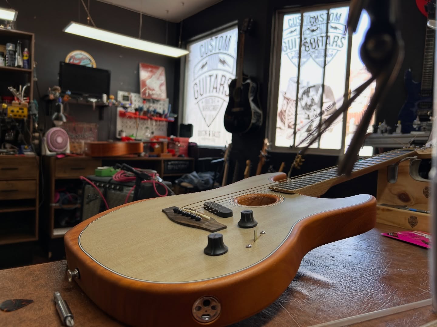 Comenzamos!! Reemplazo de truss rod sistema Bi-flex #fender #acustasonic #trussrod , gracias @guitarsandwoods por el repuesto y envío flash desde Portugal #guitar & #bass