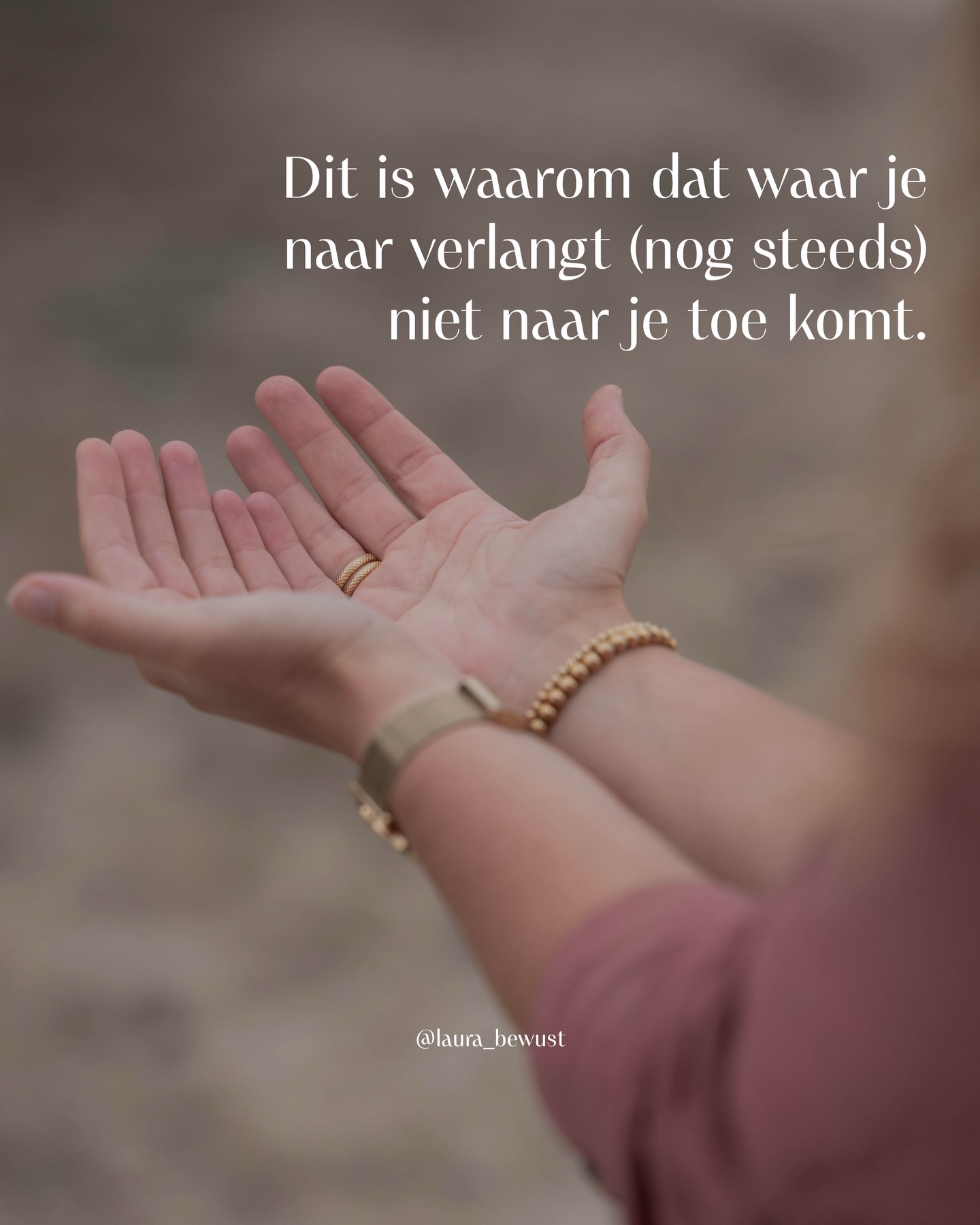 Meer rust, meer overvloed, meer liefde, helderheid, vrijheid, ontspanning, een betere gezondheid - Je kunt het universum om alles vragen. Maar kun je het ook écht ontvangen?
Veel mensen vragen om verandering, terwijl het systeem nog vol zit met oude blokkades, patronen, overtuigingen en trauma’s die het verlangen in de weg staan en de oude werkelijkheid maar blijven bevestigen.
Als je onderbewustzijn gevuld is met overtuigingen als: “Ik ben niet goed genoeg”, “Het is niet veilig om in overgave te gaan”, of “Ik moet hard werken om het te verdienen”, dan is er simpelweg geen ruimte om iets nieuws toe te laten.
Ontvangen begint dan ook met ruimte maken voor nieuwe informatie.
Wanneer je jouw systeem opschoont van oude ballast, ontstaat er ruimte voor nieuwe keuzes en een nieuwe realiteit. Dan ga je niet langer vechten tegen wat je niet wilt, maar creëer je vanuit wie je werkelijk bent.
Met mijn audio-activaties ondersteun je precies dát proces. Ze activeren jouw systeem op diepere lagen.
Iedere keer dat je luistert, ontvang je precies dat wat je op dat moment nodig hebt. Hoe vaker je luistert, hoe krachtiger je lichaam erop reageert. En hoe bewuster jij de audio’s inzet, hoe meer verandering je zult ervaren.
Gun je lichaam wél de tijd nodig om alles integreren.
💫Je kunt de audio’s inzetten als kennismaking met mijn werk
💫Als dagelijkse ondersteuning in je persoonlijke ontwikkeling
💫Naast een 1-op-1 traject, voor extra ondersteuning
Inmiddels wordt er al jaren dagelijks gebruik gemaakt van deze audio-activaties. Zo bijzonder om te zien hoe ze worden ingezet in het proces van zelfheling.
In mijn online bewustzijnsomgeving vind je verschillende thema’s. Ieder jaar komen er nieuwe audio’s bij en soms voeg ik een eerder gegeven online groepssessie toe aan de collectie.
Ze zijn geen vervanging van 1-op-1 begeleiding - waarin ik echt met je de diepte in ga naar de oorsprong van jouw klacht - maar ze zijn wél een krachtige tool die je altijd bij de hand hebt.
Voel je dat het tijd is om ruimte te maken? Om niet alleen te vragen, maar ook te kunnen ontvangen?
Neem dan eens kijkje en ontdek welk thema op dit moment past bij jouw fase.