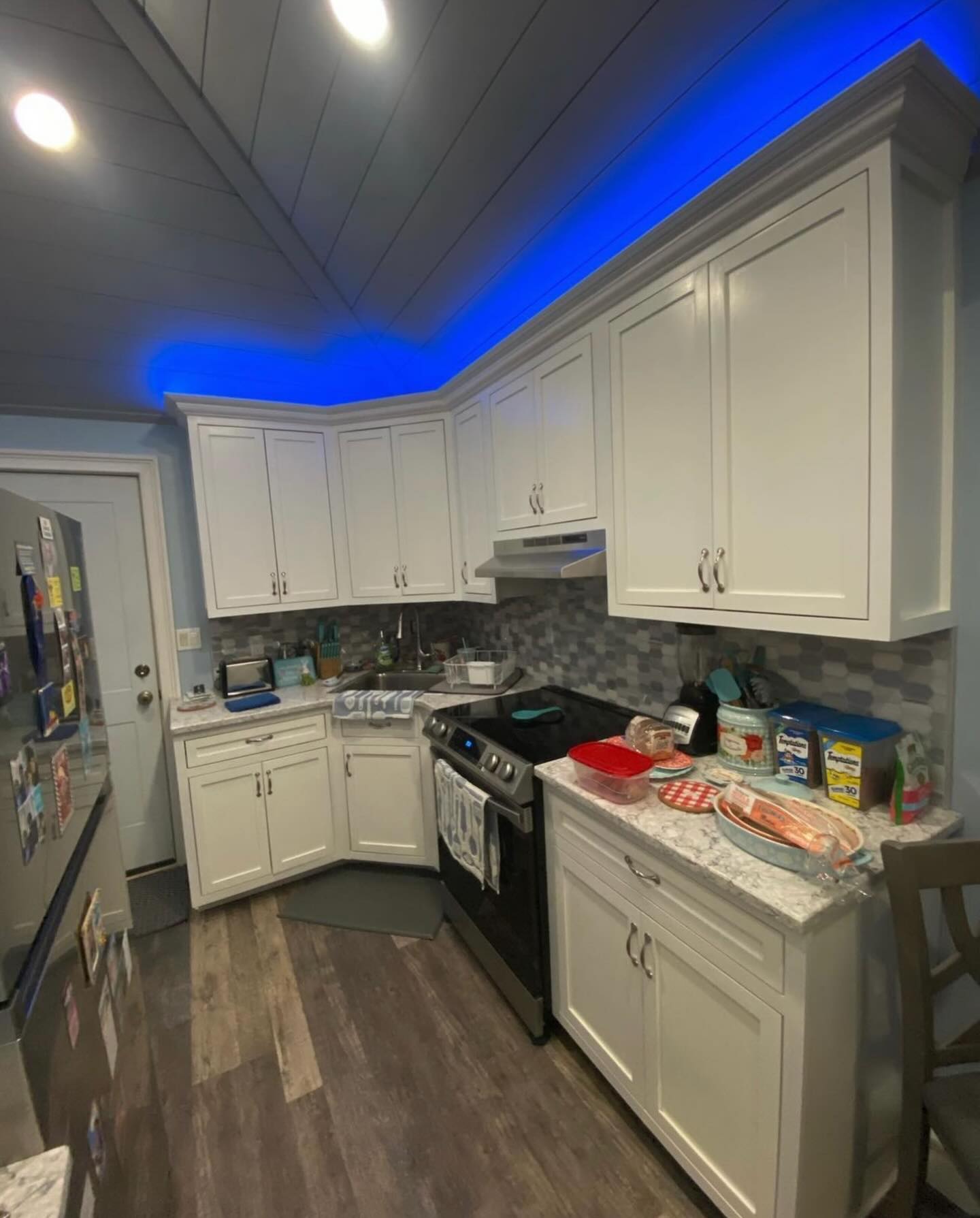 Custom kitchen build from a few years ago. Let us handle your kitchen renovation from start to finish. All cabinets built in our shop, no subcontractors we do it all. Swipe for before !
#customcabinetry #millworo #elitemillwork #contractor #shiplap #softclose #blum #fuji #finepaintsofeurope #lvp #quartzorosa