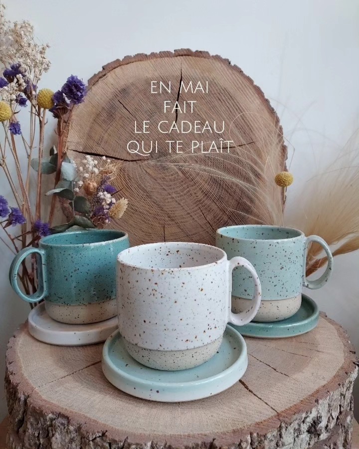 MAI | JUIN 2024
🌺 à la boutique de l'atelier 🌺
Les mugs GRAIN DE BEAUTÉ sont de retour.
Avec une nouvelle forme et sa nouvelle anse.
Toujours en trois coloris, blanc, turquoise et sauge, pour du pareil au dépareillé.
(que j'adore 😊).
En grès pyrité, résistant au lave-vaisselle et passant au four micro-ondes. ♨️
Avec ou sans sa compagne la soustasse.
Et nous sommes toujours là du lundi au jeudi de 11h à 19h, vendredi jusqu'à 18h30 (car j'ai mon cours de tango...)
Et ce samedi 25 mai, ouverture exceptionnelle pour la fête des 🌸mamans🌸 de 11h à 15h.
Bien le bisou !
😚
______________________________________
#mug #soustasse #ceramique #graindebeaute #blanc #turquoise #sauge #paris12 #paris #faitmain #craft #boutiqueceramique #tempsdeterre