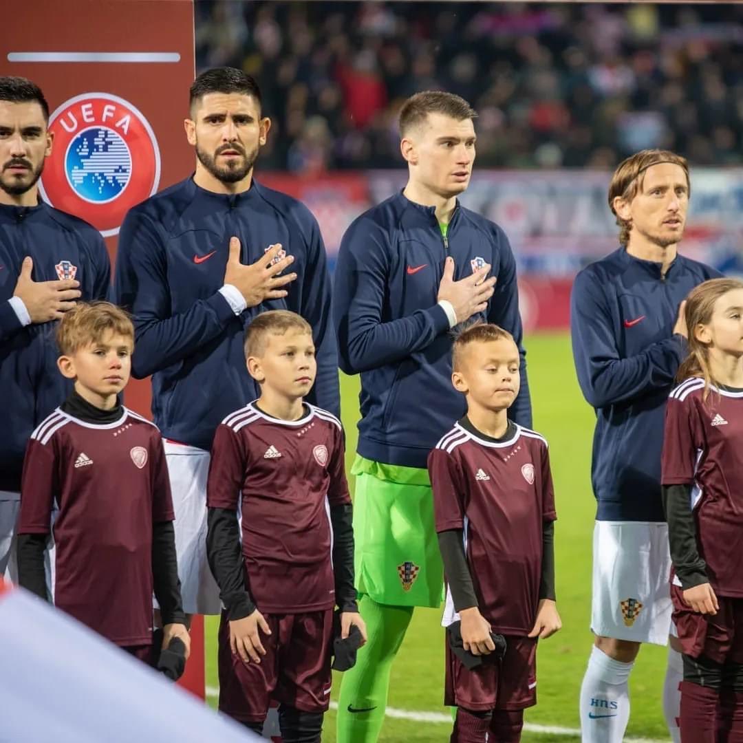18.novembrī mūsu kluba audzēknim Nikijam Teterim bija gods būt spēlētāju pavadonim spēlē starp Latvijas un Horvātijas izlasēm Skonto stadionā! 🇱🇻⚽️