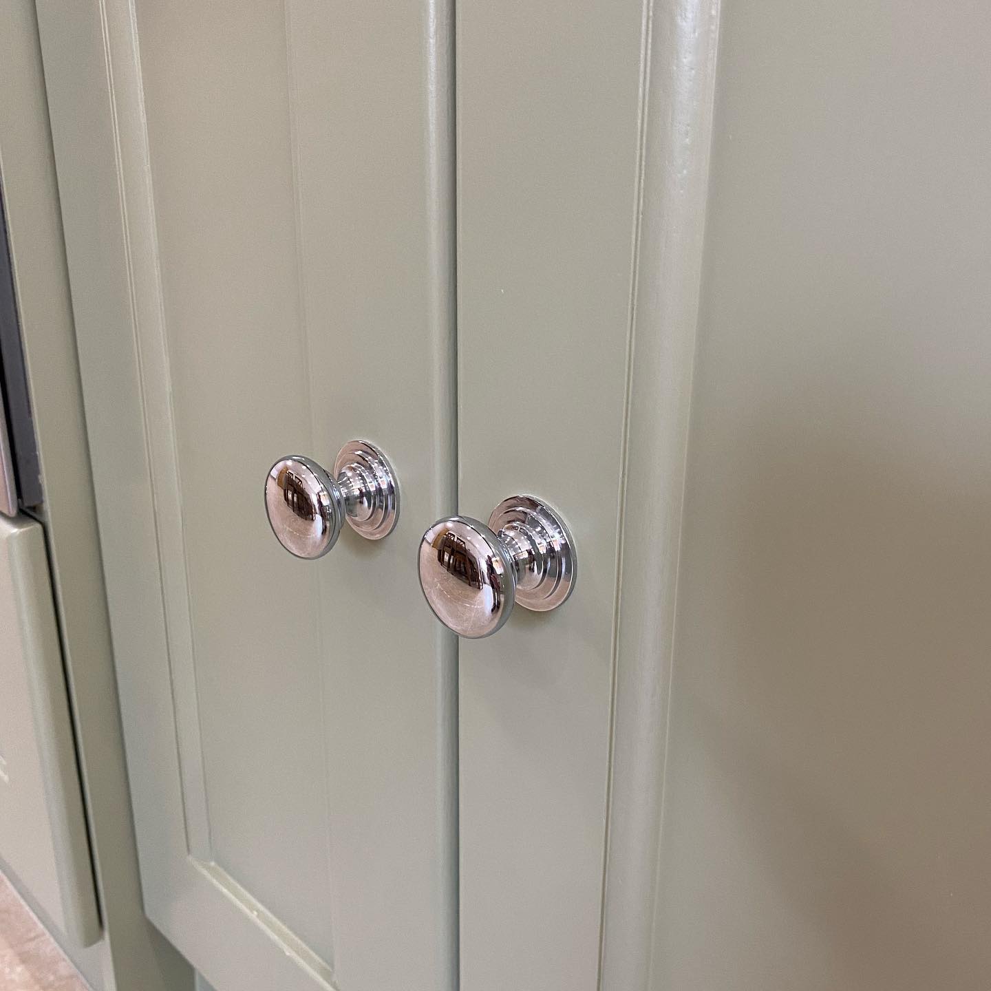 Following on from the recent hall stairs and landing we completed. We sprayed this lovely clients kitchen in farrow and balls Lichen Colour. We also installed new knobs and cups. #moranpainting #kitchenspraying