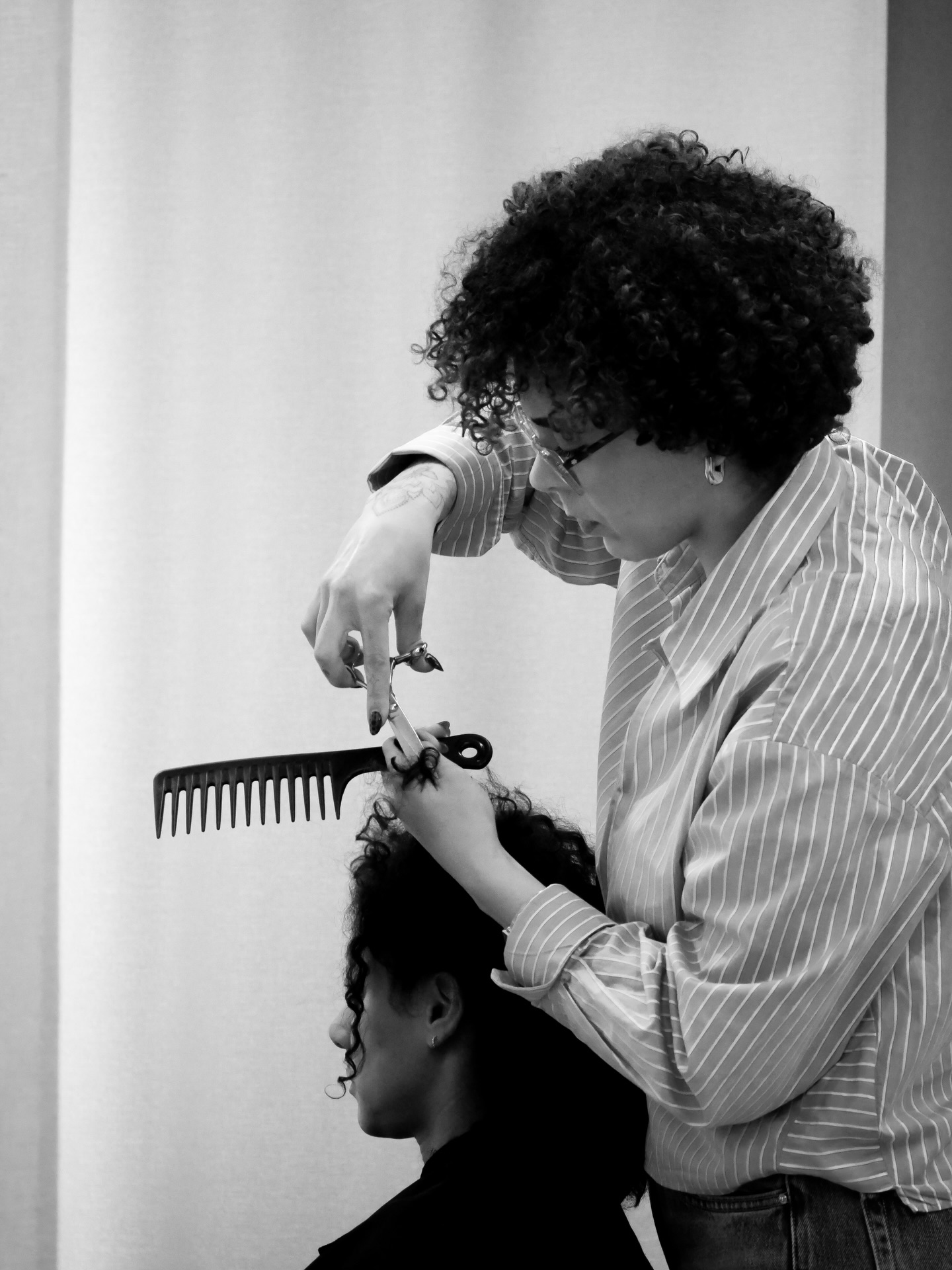 Chaque geste compte ! @lescheveuxdemarianne
#hairdresser #coiffeur #paris #lafabrica #curlyhair ✨