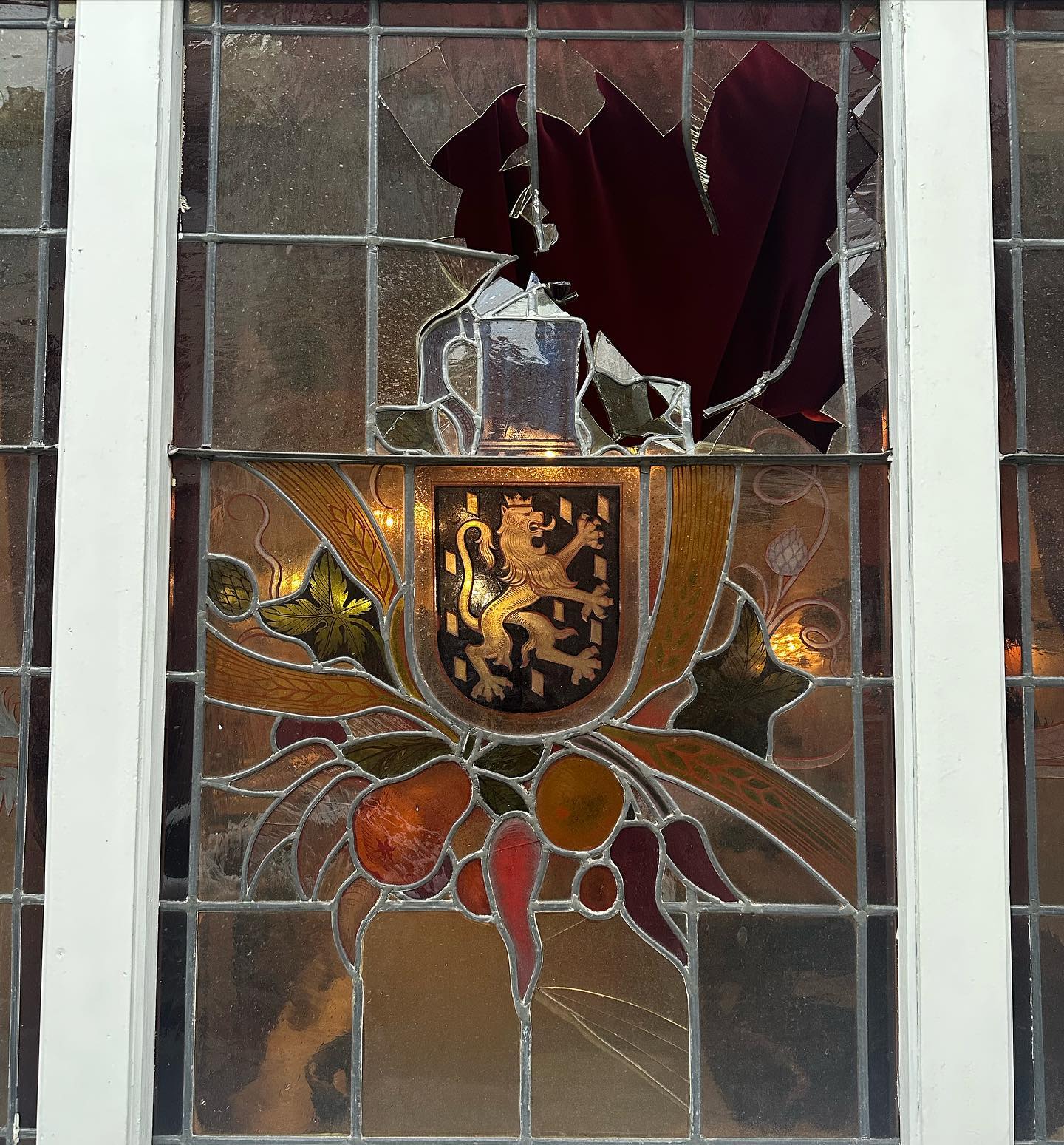 Wir sind sehr traurig darüber Ihnen berichten zu müssen dass, ein betrunkener Gast, der meinte in unserem Restaurant seine mitgebrachten Speisen und Getränke verzehren zu müssen und zudem unsere Gäste und unser personal belästigte und bedrohte, unser wunderschönes Fenster zerstört hat.
Dies geschah zum glück nach ladenschluss daher kein Personenschaden. Trotzdem tut es weh zu sehen wie ein böswilliger so ein über 100 jahre altes fenster demuliert.
Wir haben die informationen zum täter und eine anzeige ist auch gestellt.Diese nachricht ist für die, die das sombrero latino so lieben wie wir um ihnen zu erklären warum wir die stelle bis zur Reparatur mit pappe abdecken
Danke fürs lesen und auf hoffentlich baldiges wiedersehen #😢 #💔