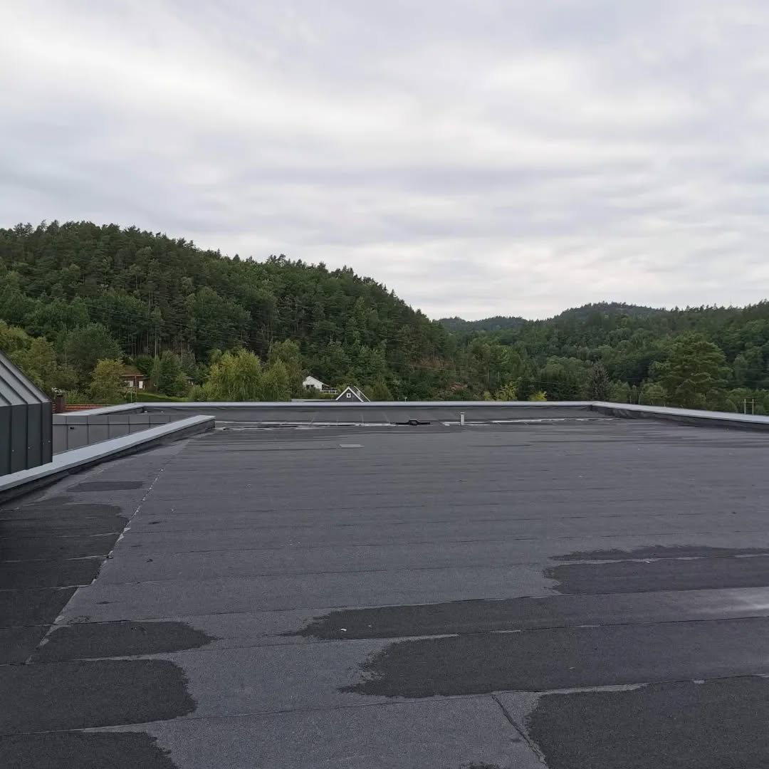 I det siste har vi byttet tak på flere trafoen. Vi har tekket en barnehage, et omsorgssenter, mange boliger, garasjer og terrasser,++. Arbeidsordren øker og øker, så det blir en riktig hektisk høst🙂 Akkurat sånn vi liker det 👍 God helg alle sammen 😎