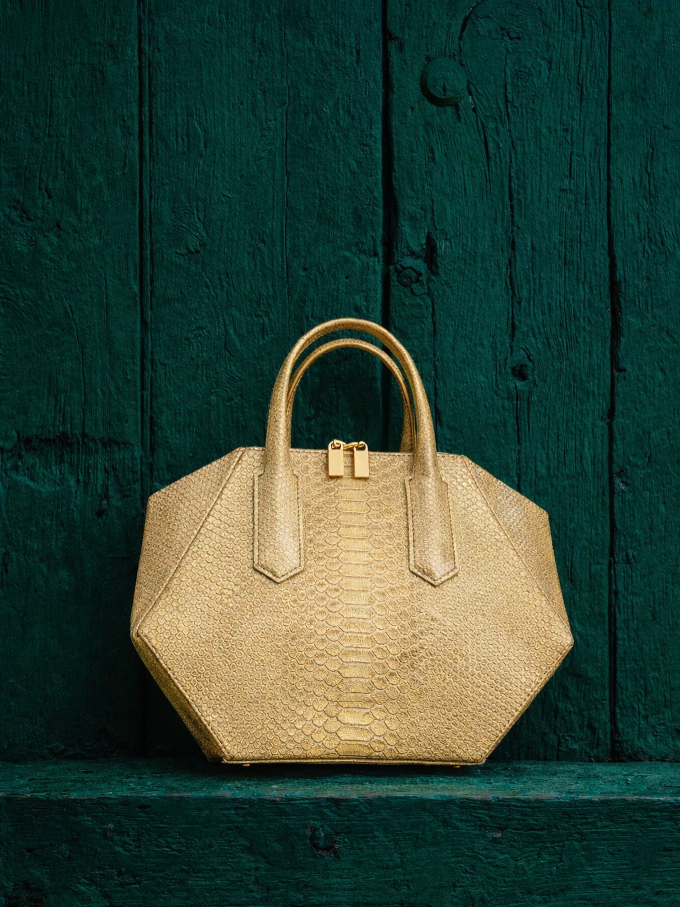 ✨ Introducing K Y R I A ✨
From the Greek Κυρία — meaning lady.
A limited capsule release.
An exploration of our design DNA — sculptural angles, intentional structure, and heritage at its core.
Rooted in Greece.
Refined in form.
Kyria is crafted in limited quantities.
Once released, it will not be reproduced in this expression.
This is Annie Handbags® at its foundation.
Designed for Today’s Goddess™.
#AnnieHandbags #Kyria #LimitedCapsule #LuxuryHouse HandbagsForTodaysGoddess